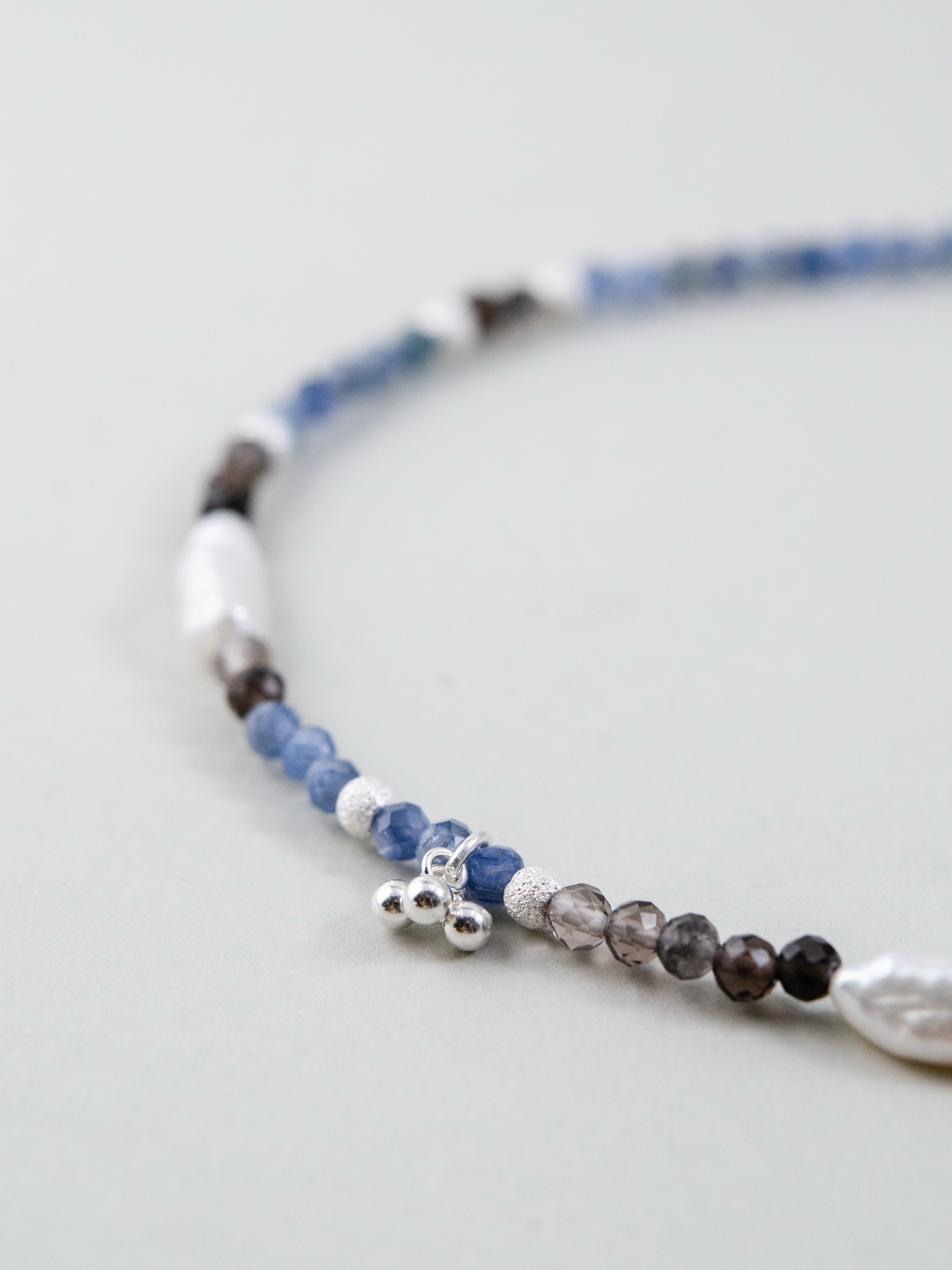 カイヤナイト・スモーキークォーツ・パール 天然石ビーズの配列詳細