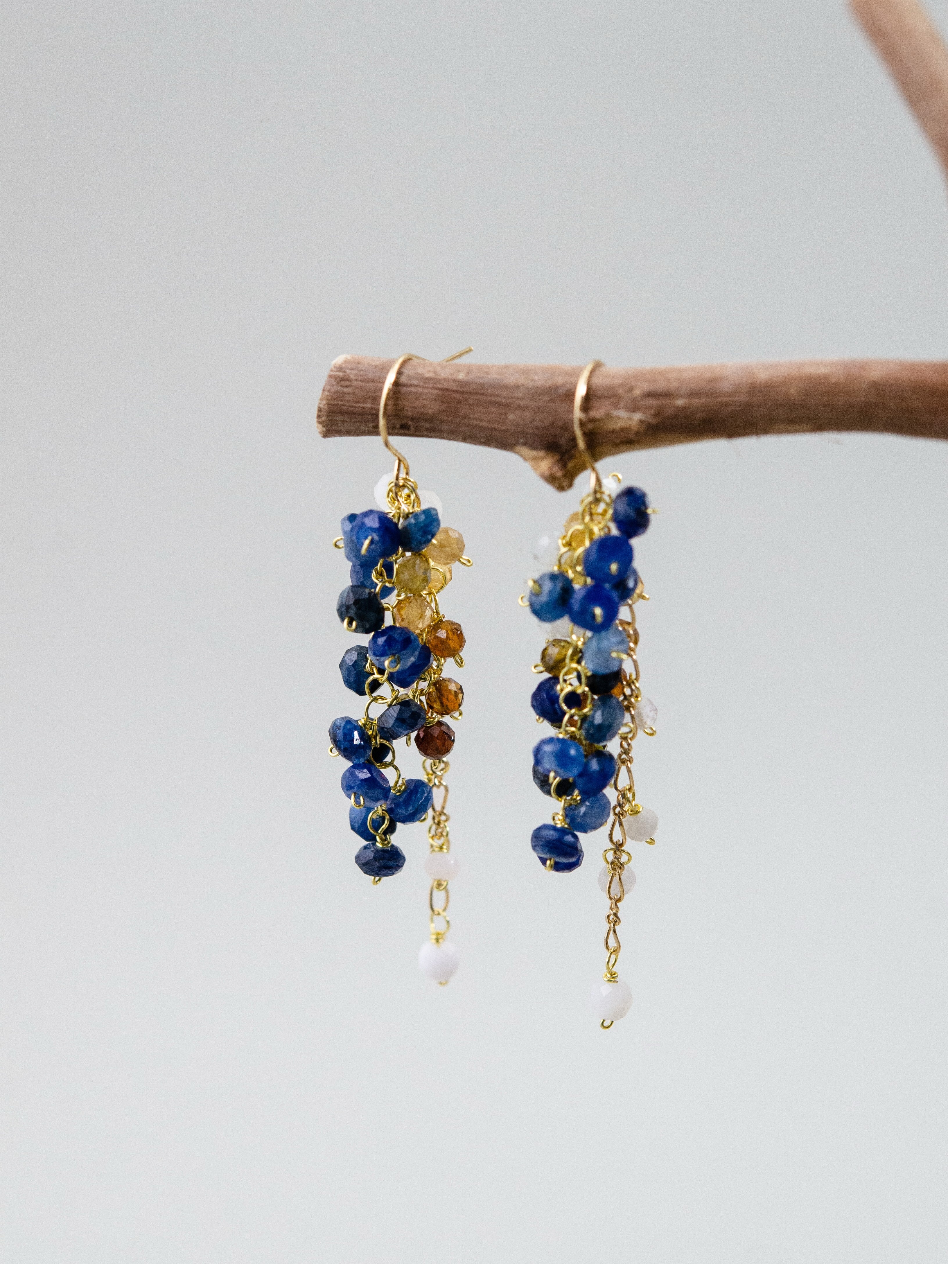 カイヤナイト & トルマリン 揺れる ピアス 深海と大地の彩り 天然石 クラスターデザイン