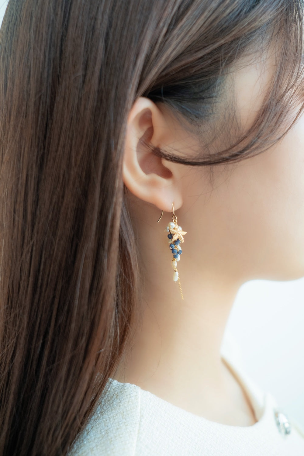 サファイア & 淡水パール 揺れる ピアス〈蒼海の記憶〉| 知的な蒼と白