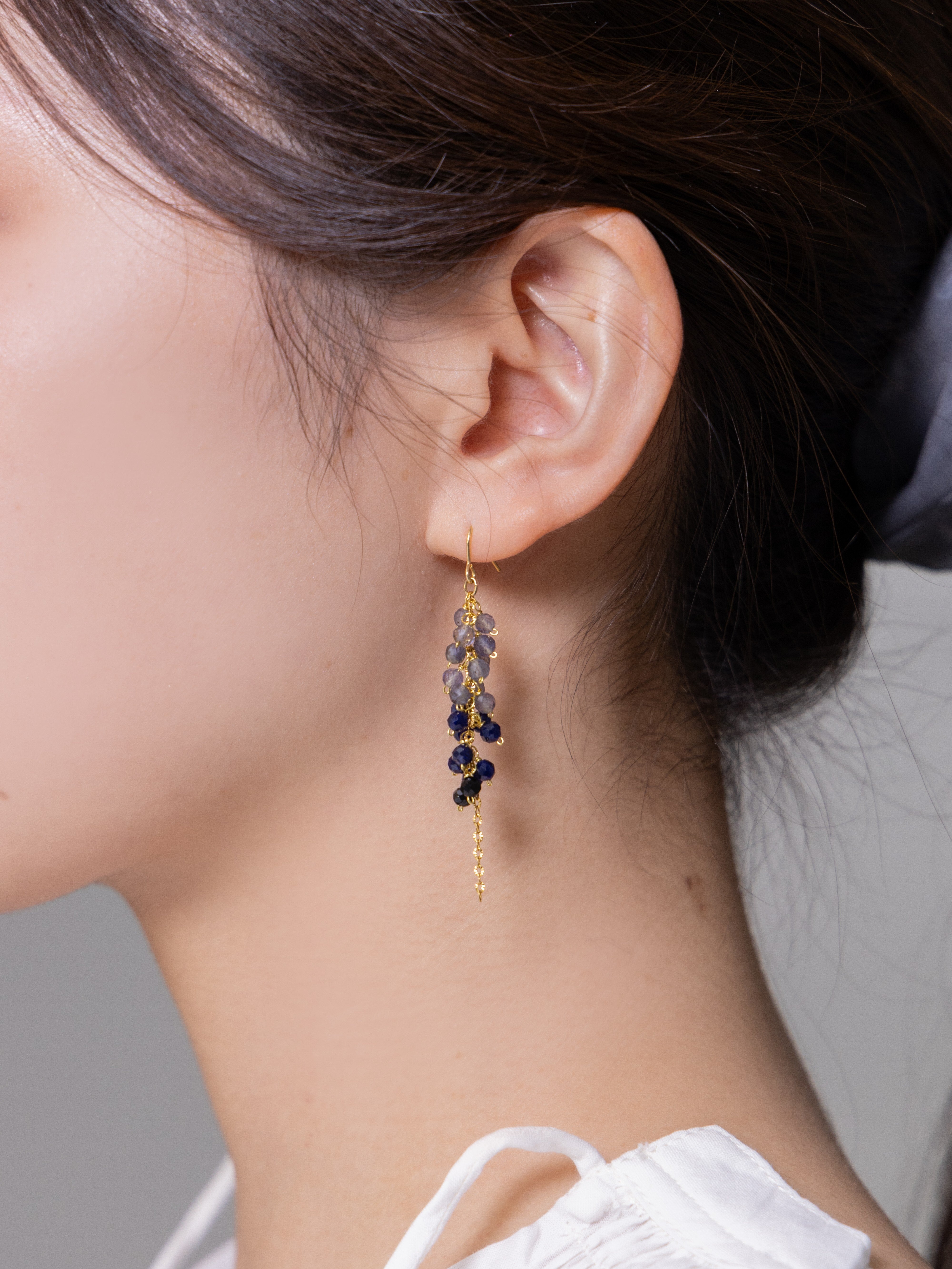 ラピスラズリ ピアス 着用画像 横顔 知的 オフィス