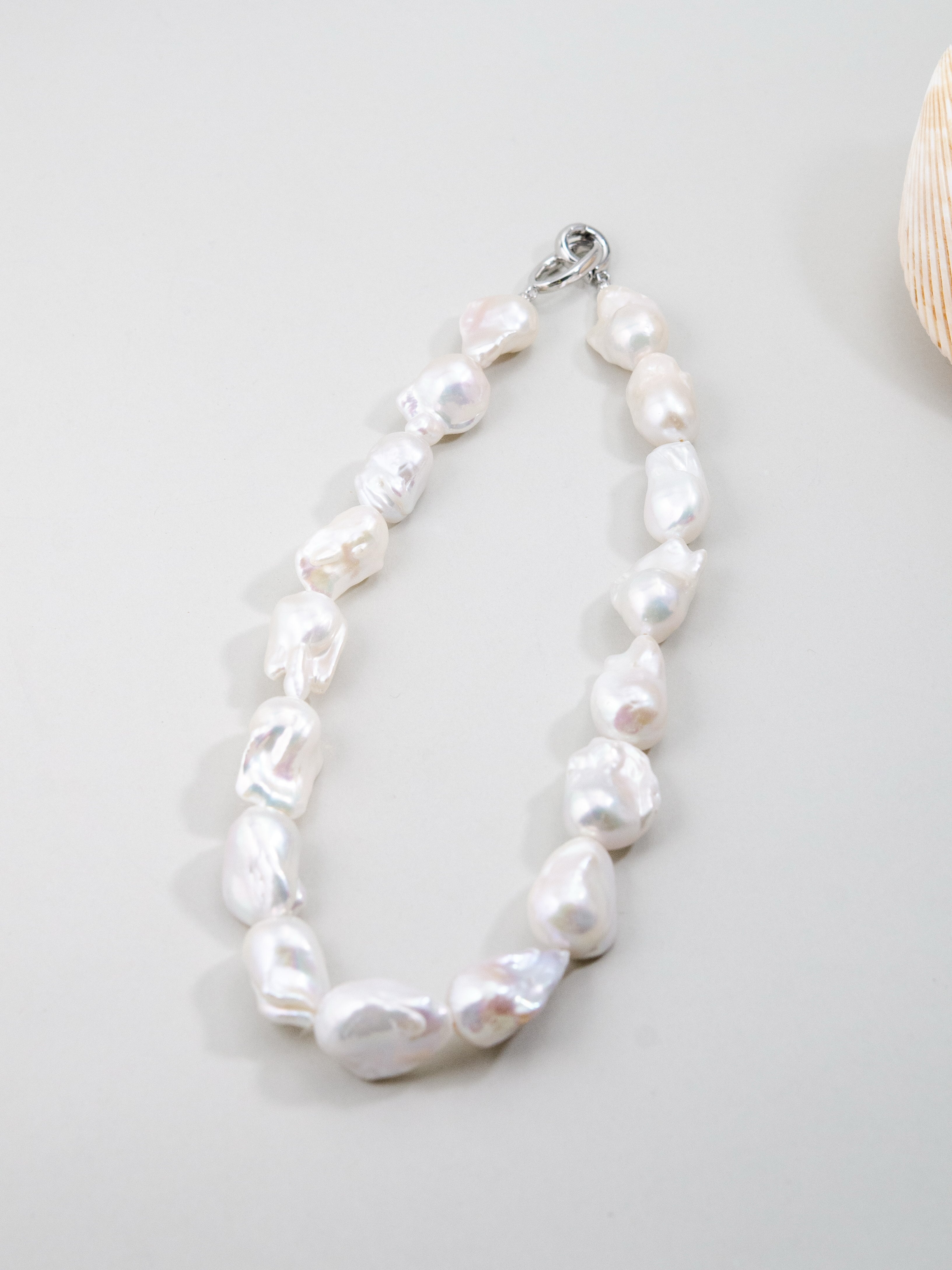 淡水バロックパール ネックレス 平置き 全体図 存在感のある大粒サイズ