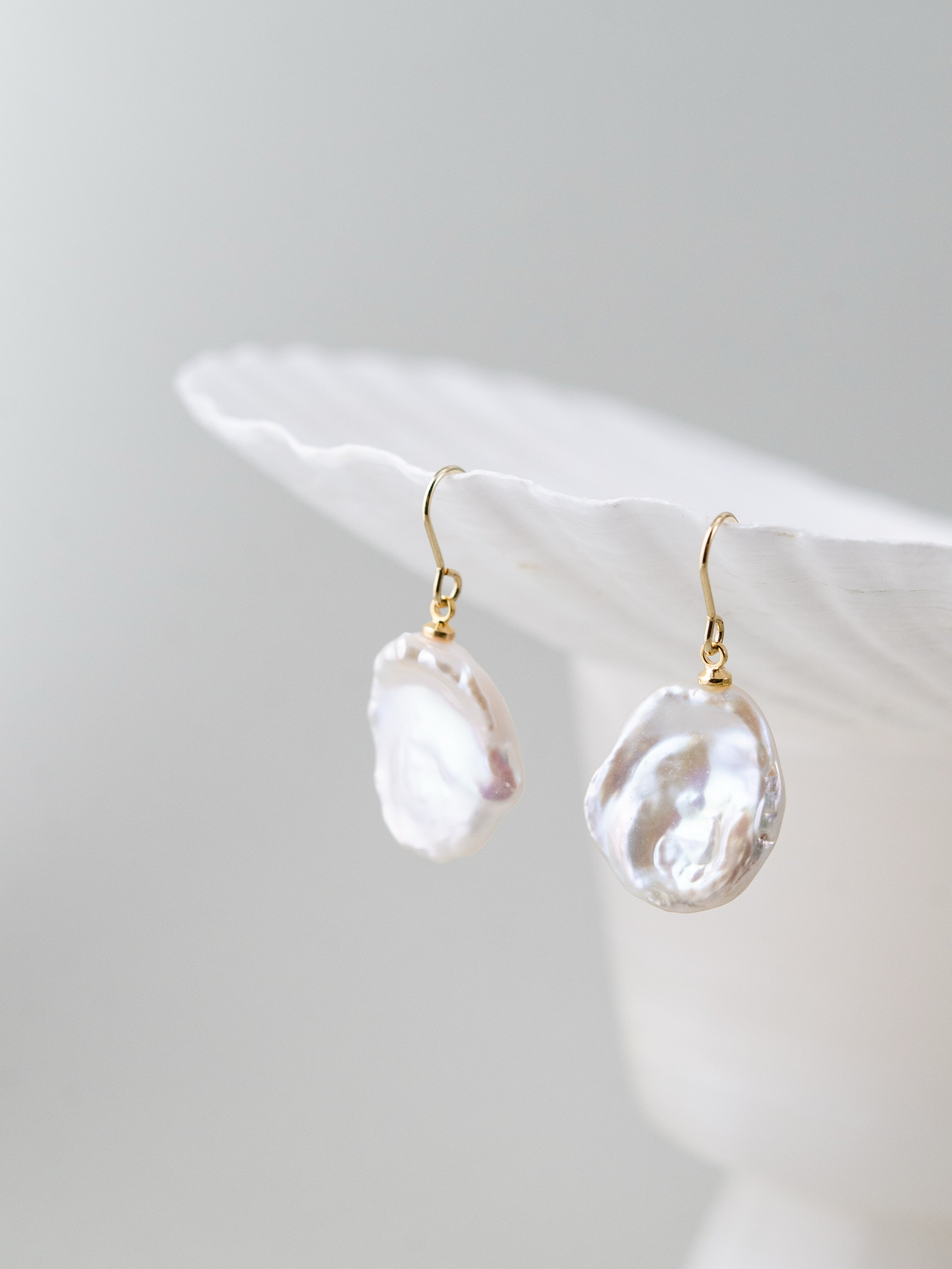 大粒 ペタルパール ピアス ディスプレイ 艶 テリ 虹色