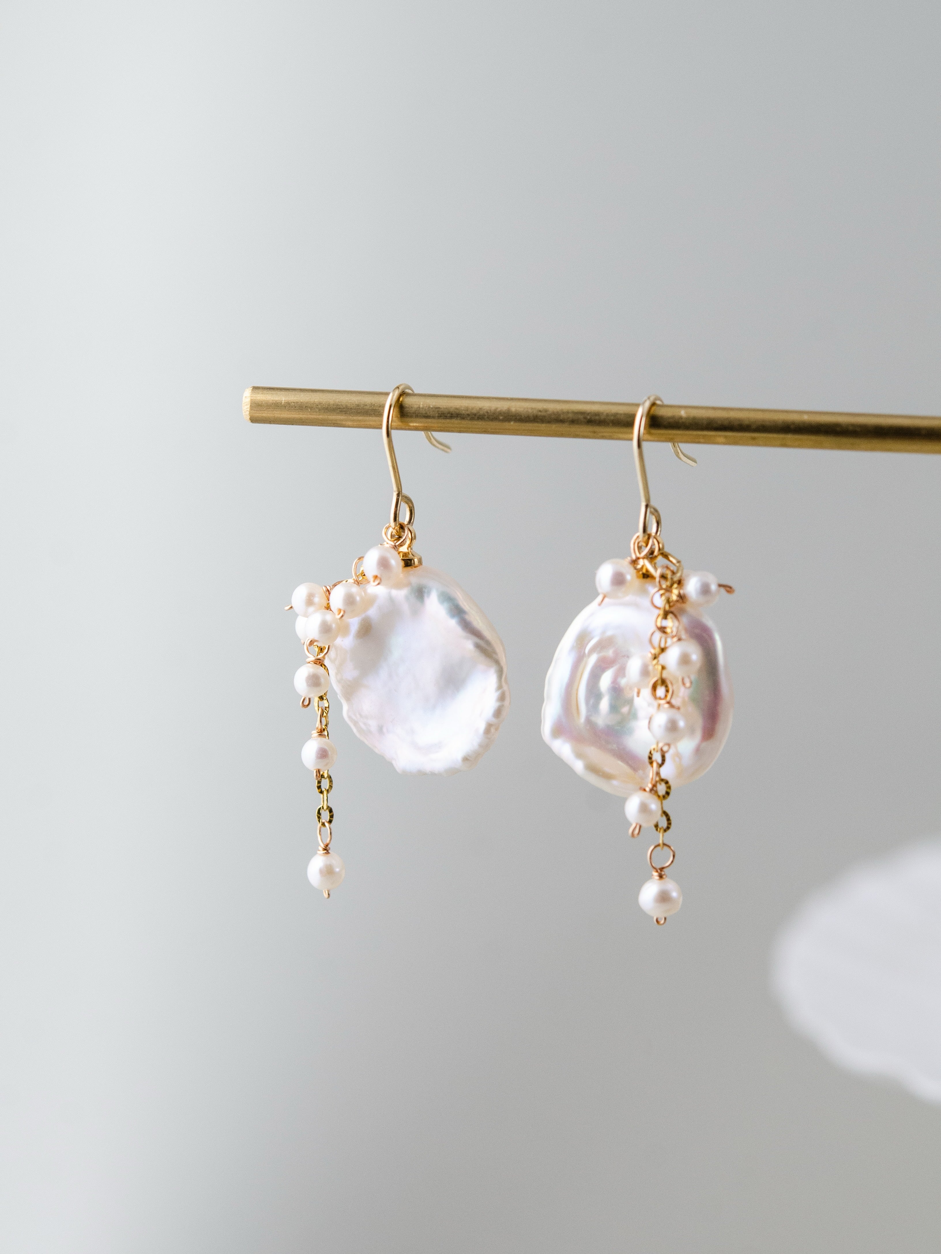大粒 ペタルパール & シードパール 揺れる ピアス 面で輝くオーロラ 6月誕生石