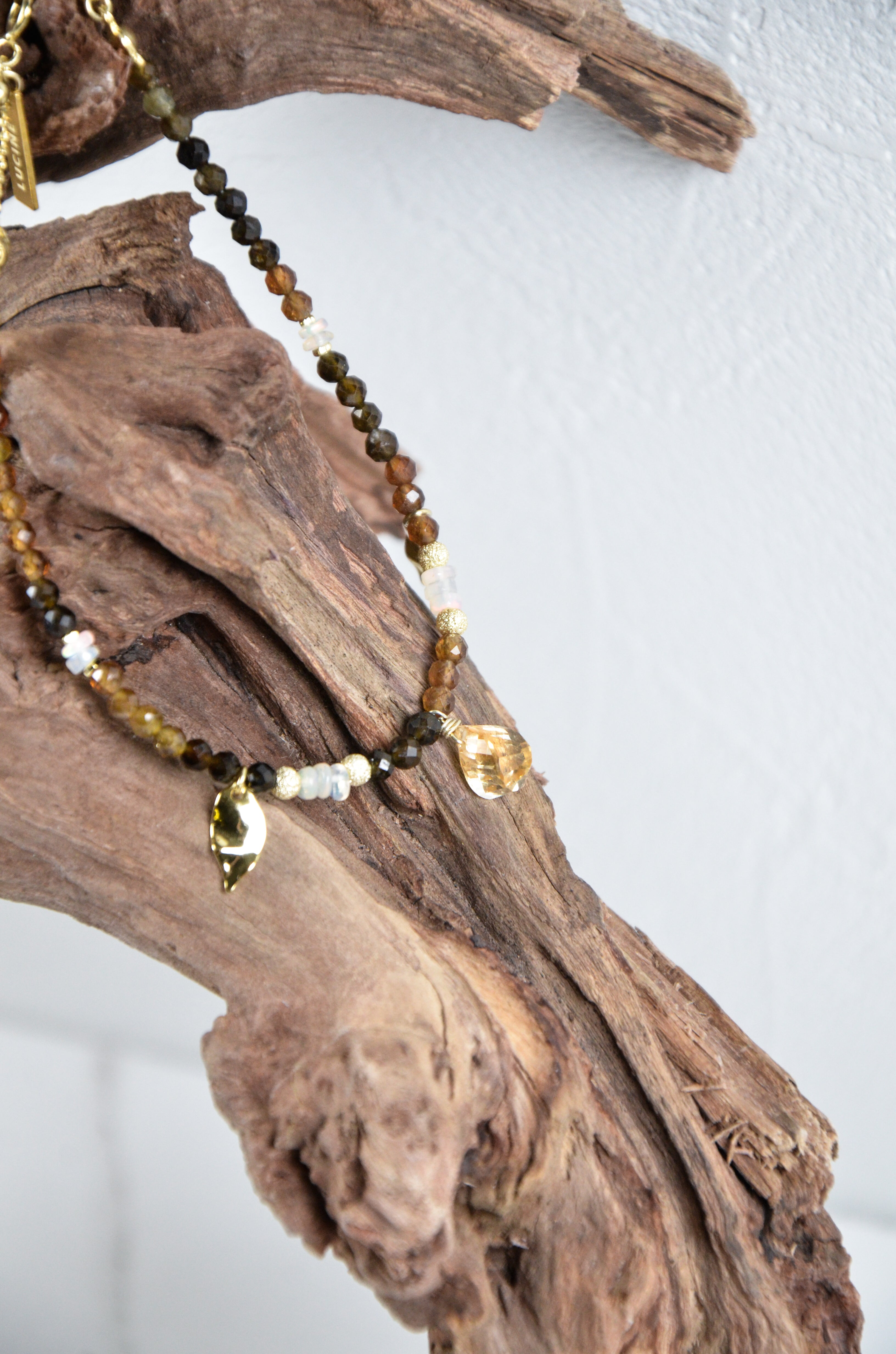 リーフチャーム ブレスレット 流木を使ったスタイリング 自然な雰囲気と大人の秋色