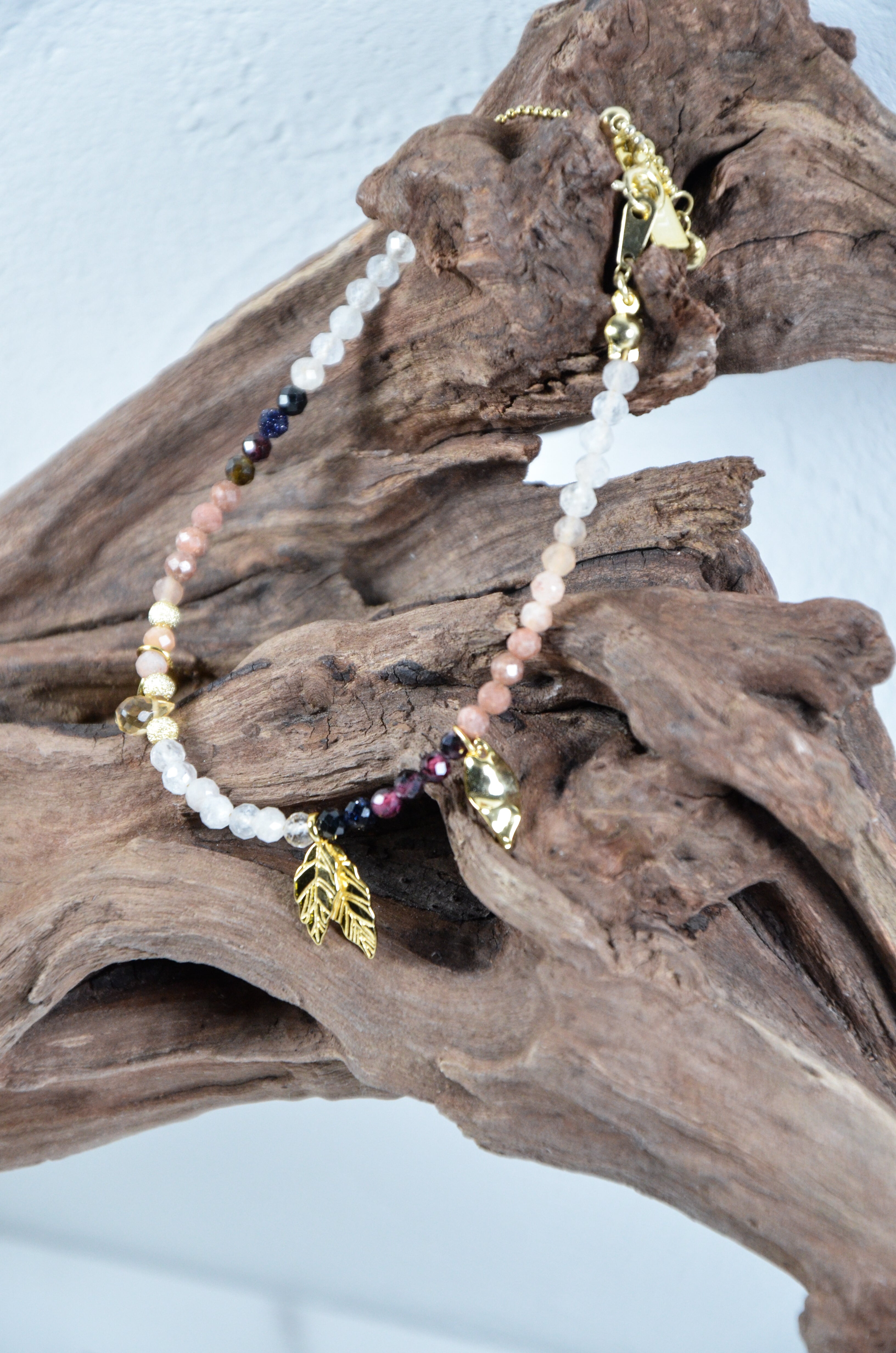 リーフチャーム ブレスレット 流木を使ったスタイリング アースカラーの天然石