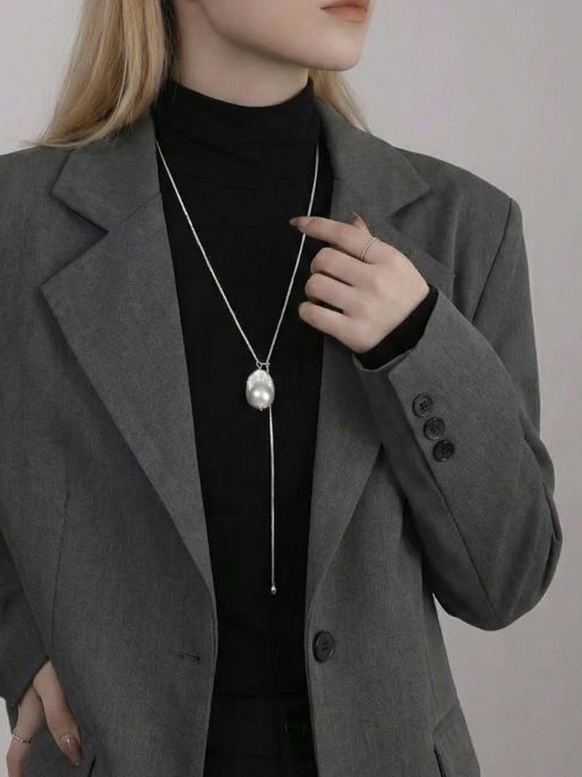 ロングネックレス 着用画像 黒ジャケット コーデ 70cm Y字アレンジ
