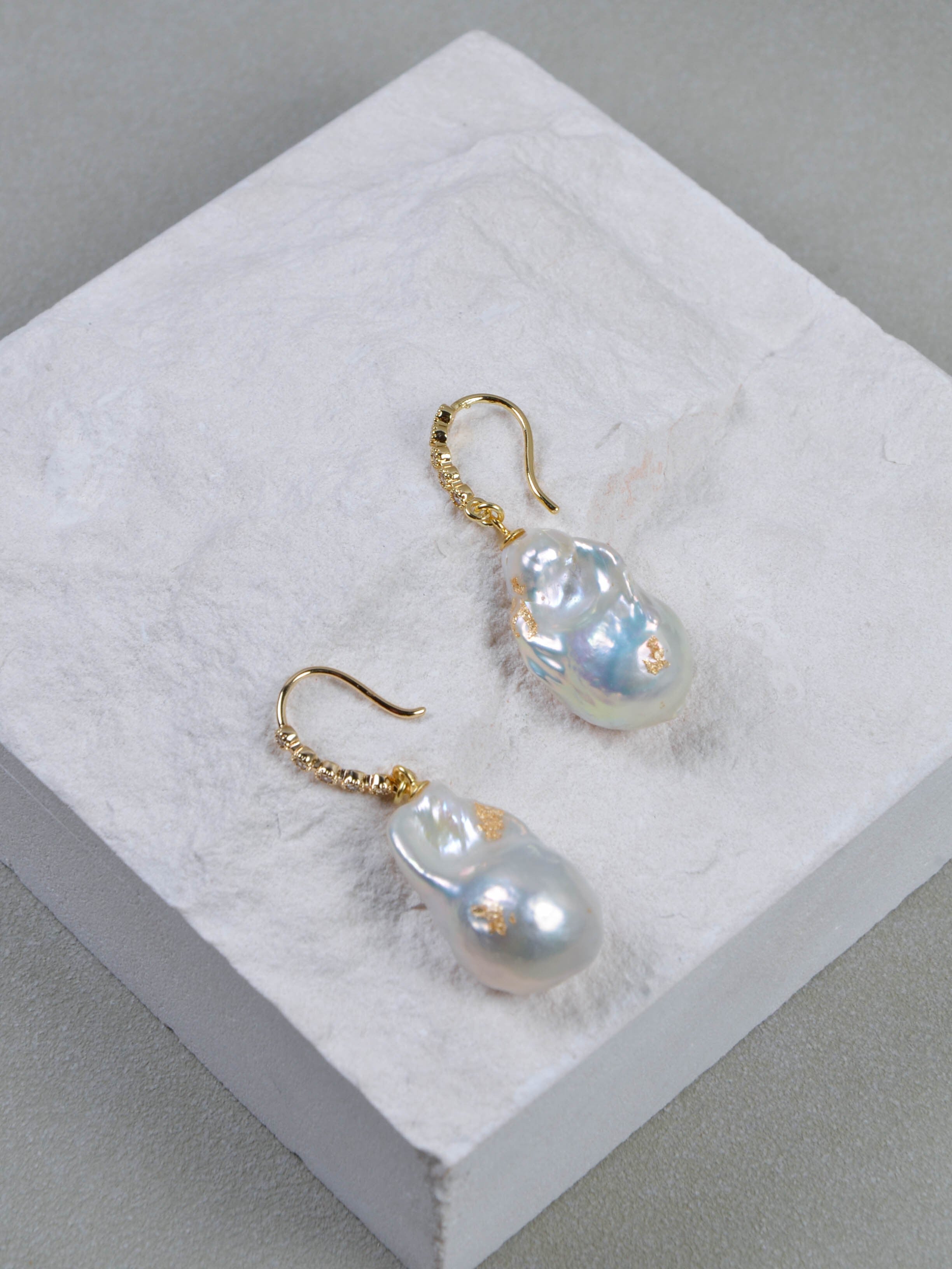 【6月誕生石】バロックパール 大粒ピアス | ジルコニア輝くフック・金属アレルギー対応 (14KGF/316L)