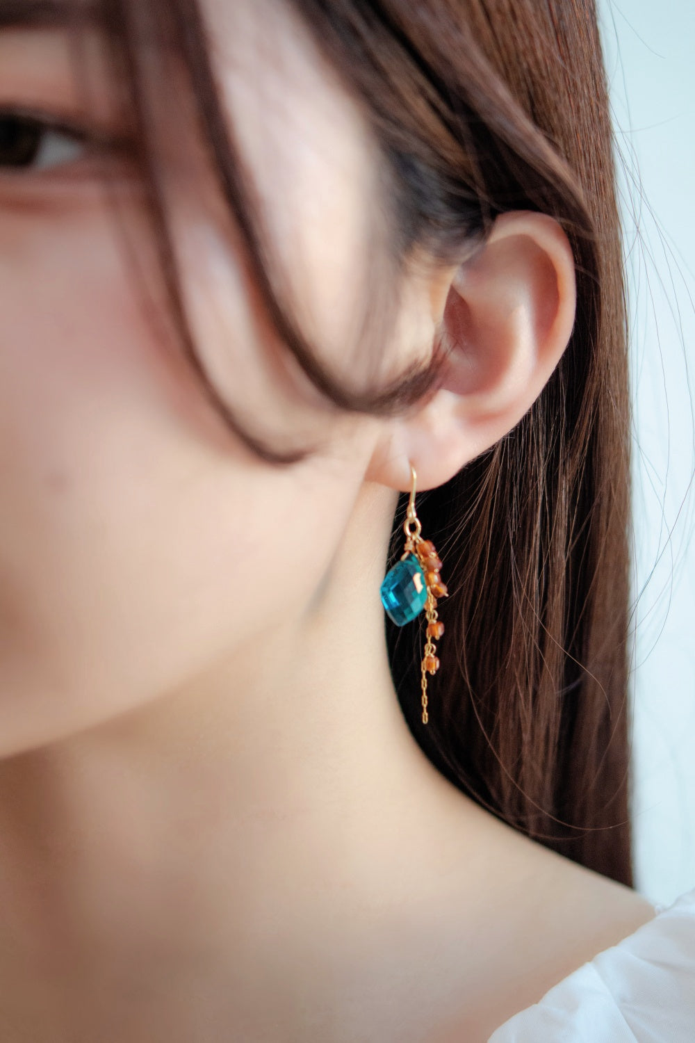 マラカイト ピアス 着用画像 モデル 横顔 知的 深い緑