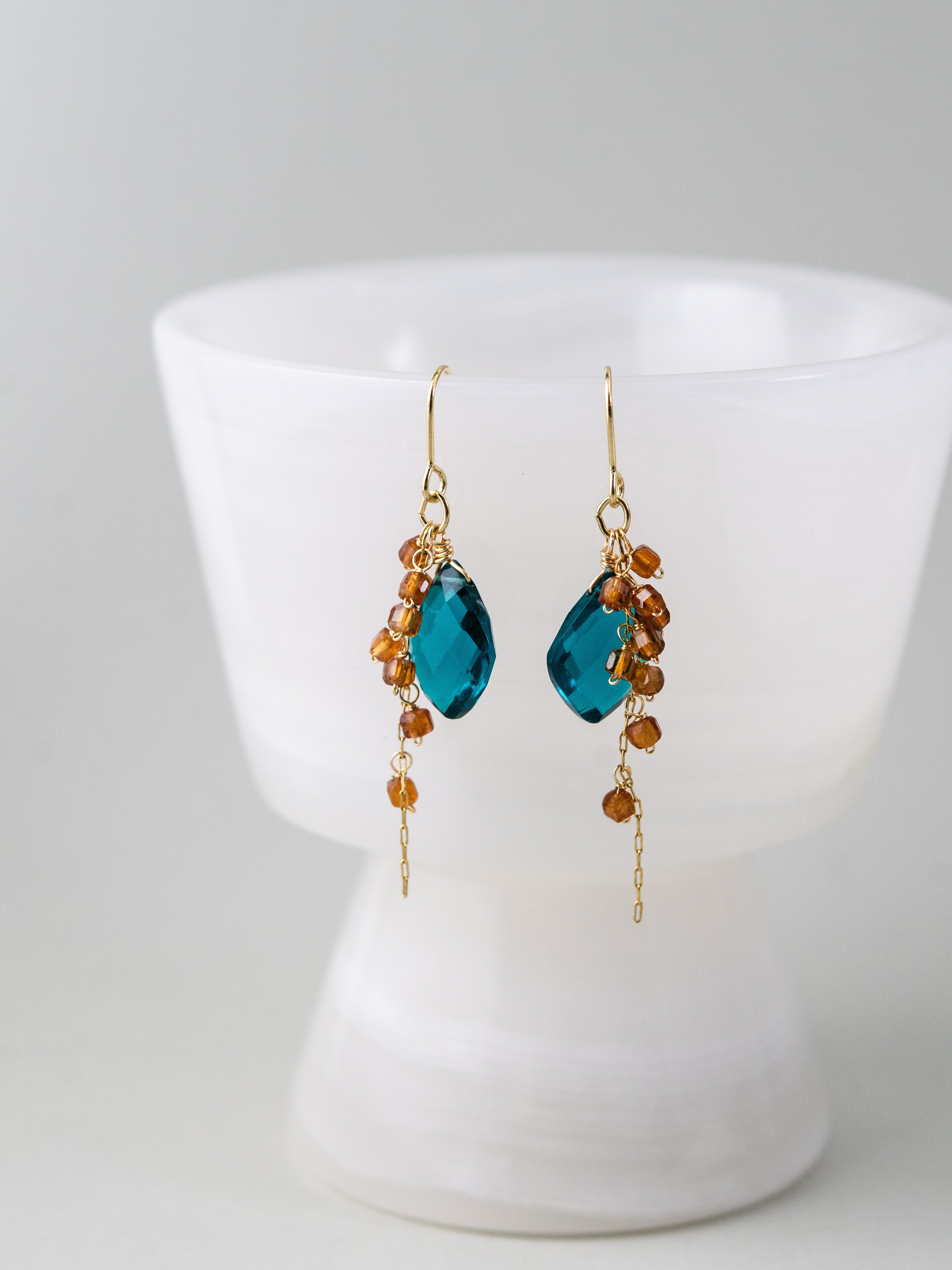 マラカイト & スペサルタイトガーネット 揺れる ピアス 深緑と太陽のオレンジ 1月誕生石