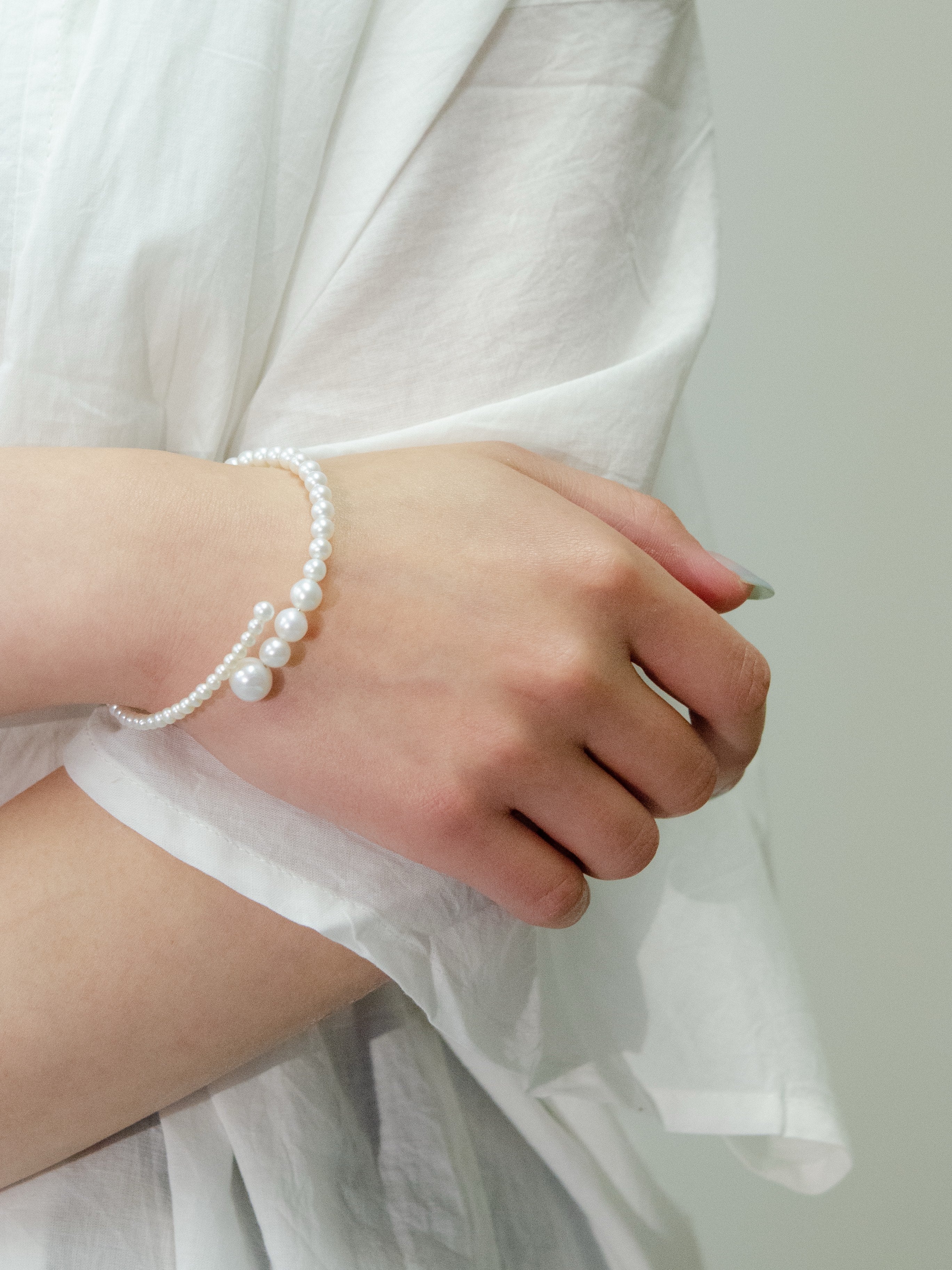 バングル 着用画像 横 形状記憶 付けやすい デザイン