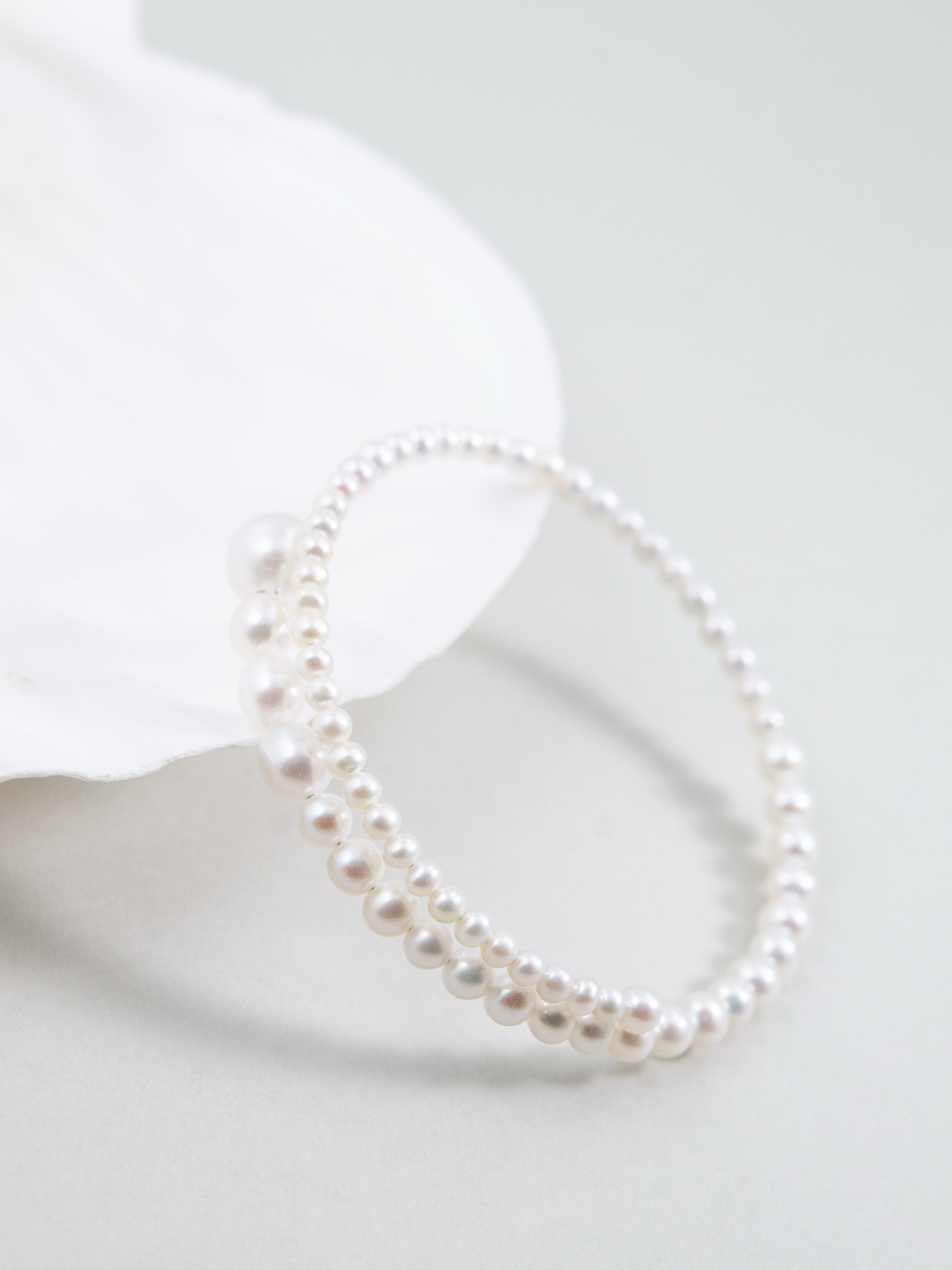 形状記憶 ワイヤー ブレスレット 斜め 白背景 ディテール