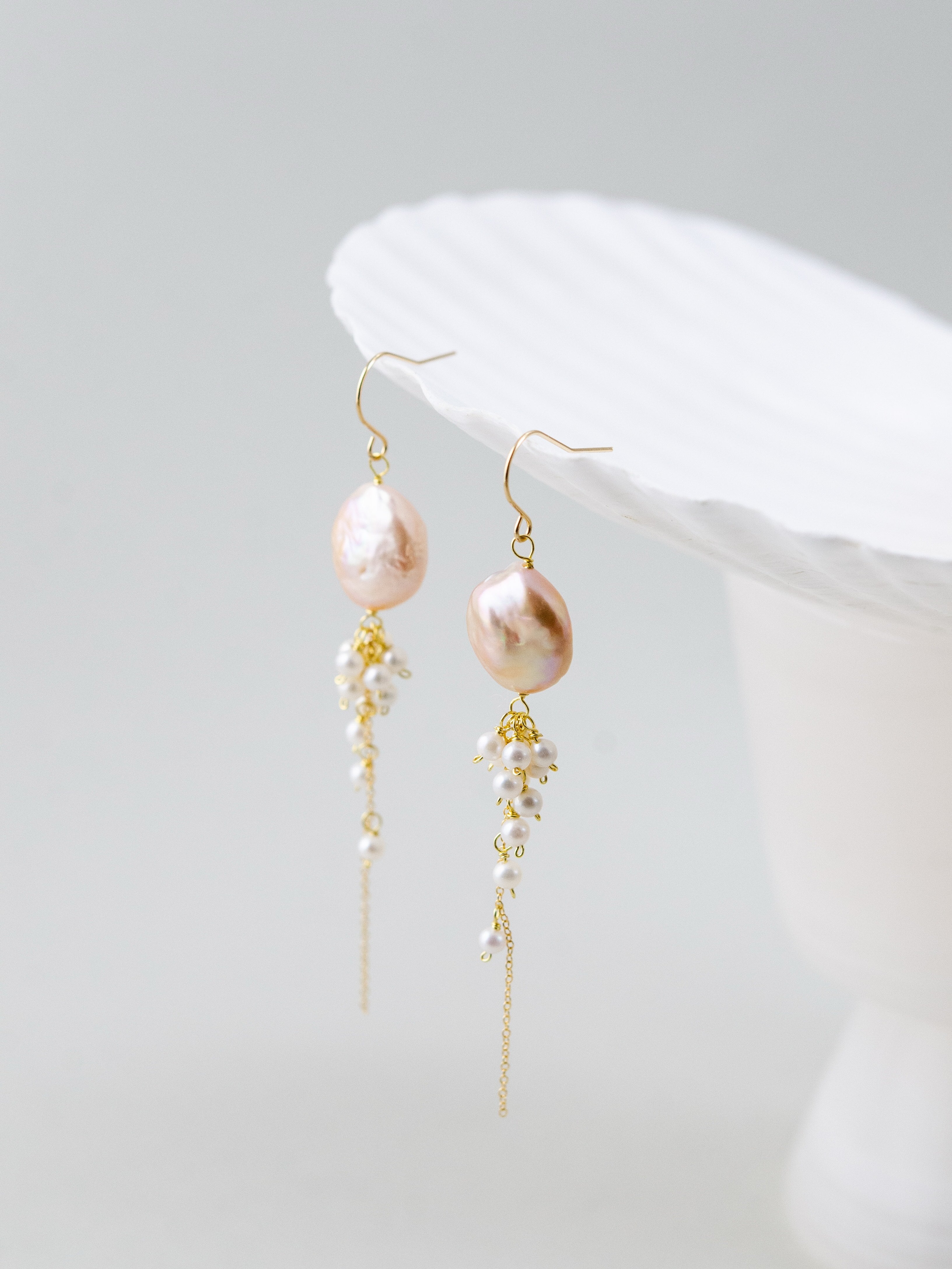 メタリックピンク バロックパール & シードパール 揺れる ピアス