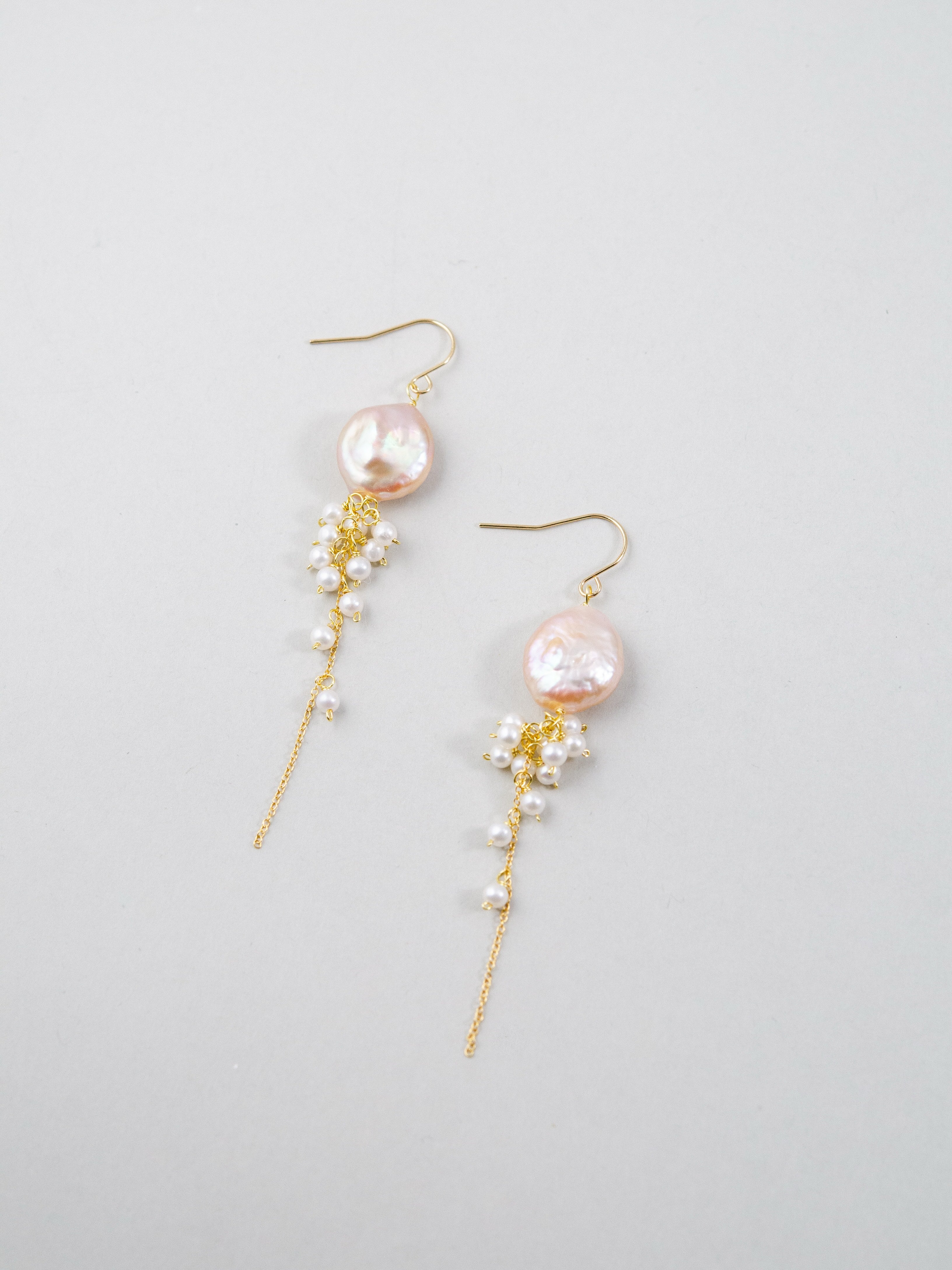 パールピアス　ピンク　（にゃん）　素敵 メタリックピンク バロックパール & シードパール 揺れる ピアス