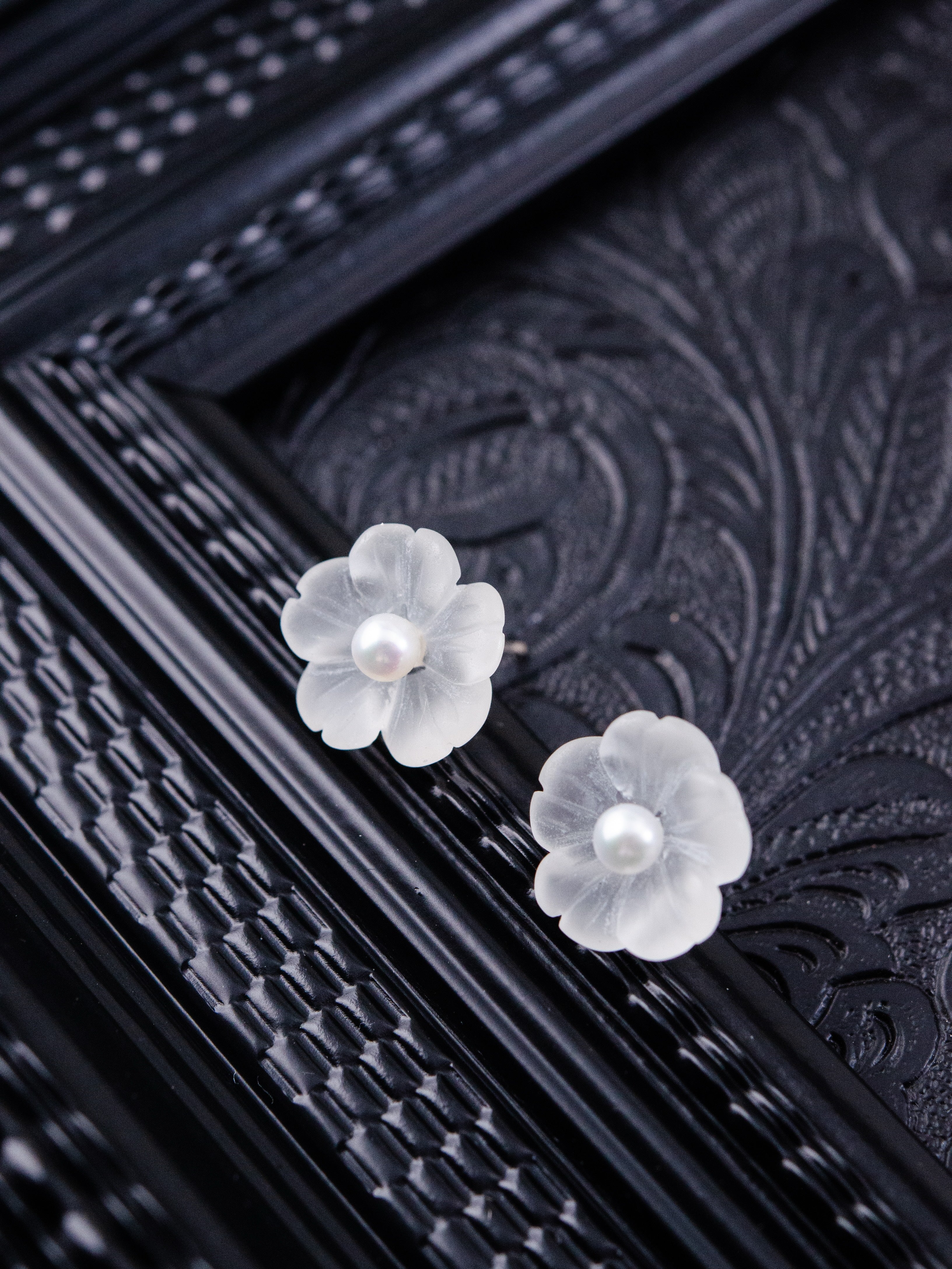 モノトーン 置き画 フラワーピアス 冠婚葬祭 オフィス