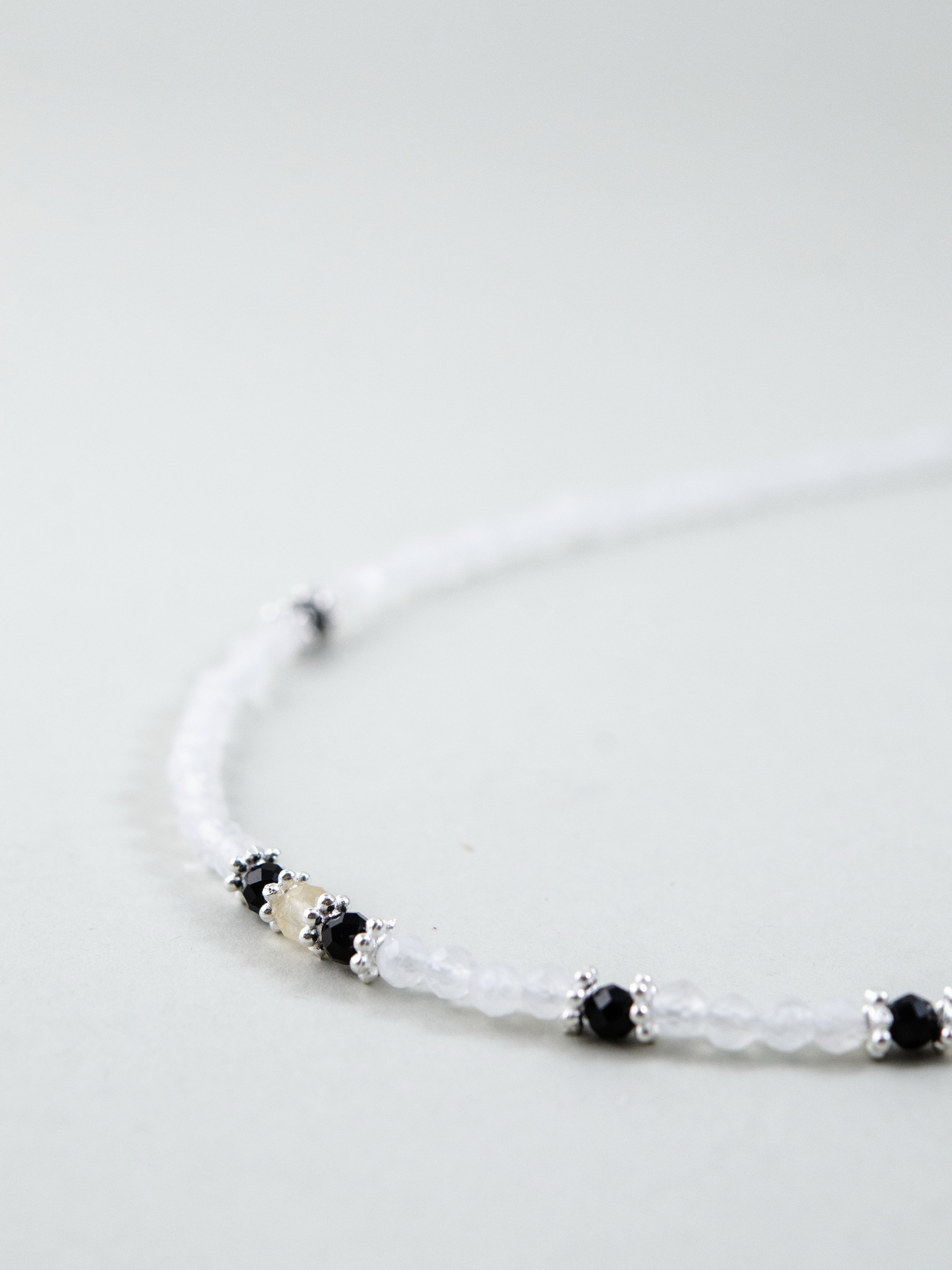 モノトーン ネックレス 置き画 デザイン 曲線美 ハンドメイド