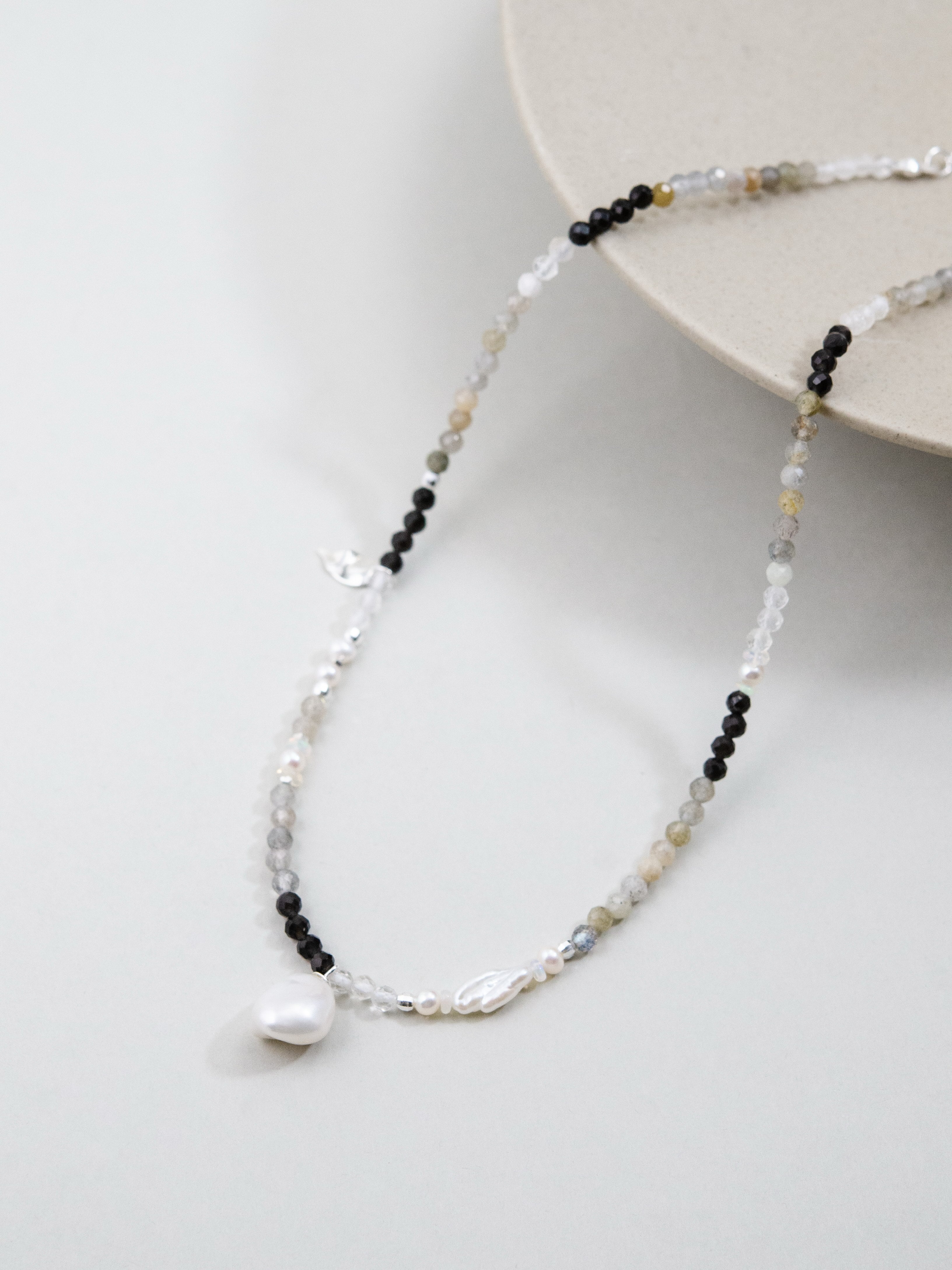 月夜の静寂 ネックレス スタイリング画像 白い器と天然石の静かな輝き