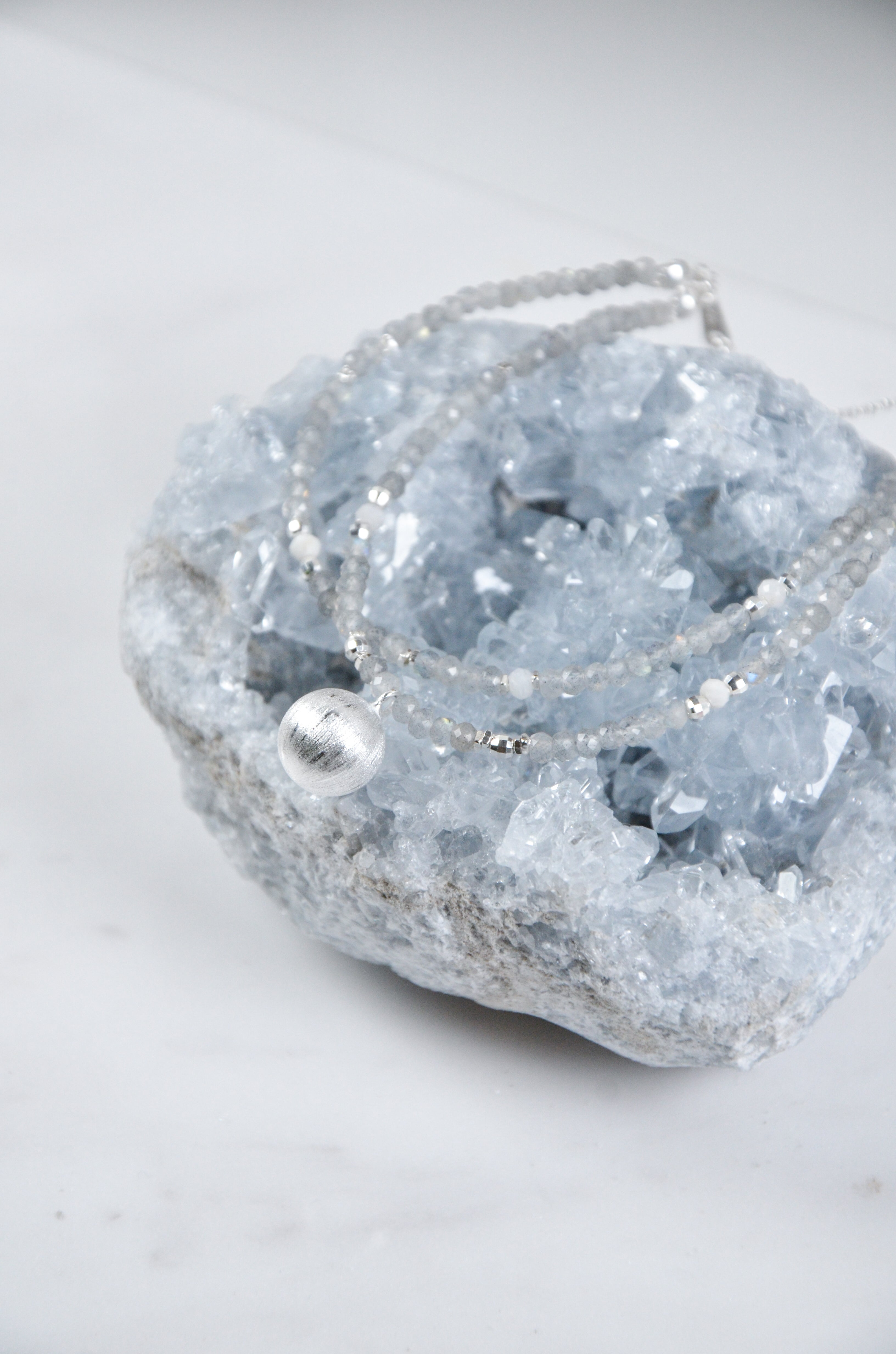 天然石ブレスレット ディスプレイ 青い結晶とムーンストーンの輝き 浄化のイメージ