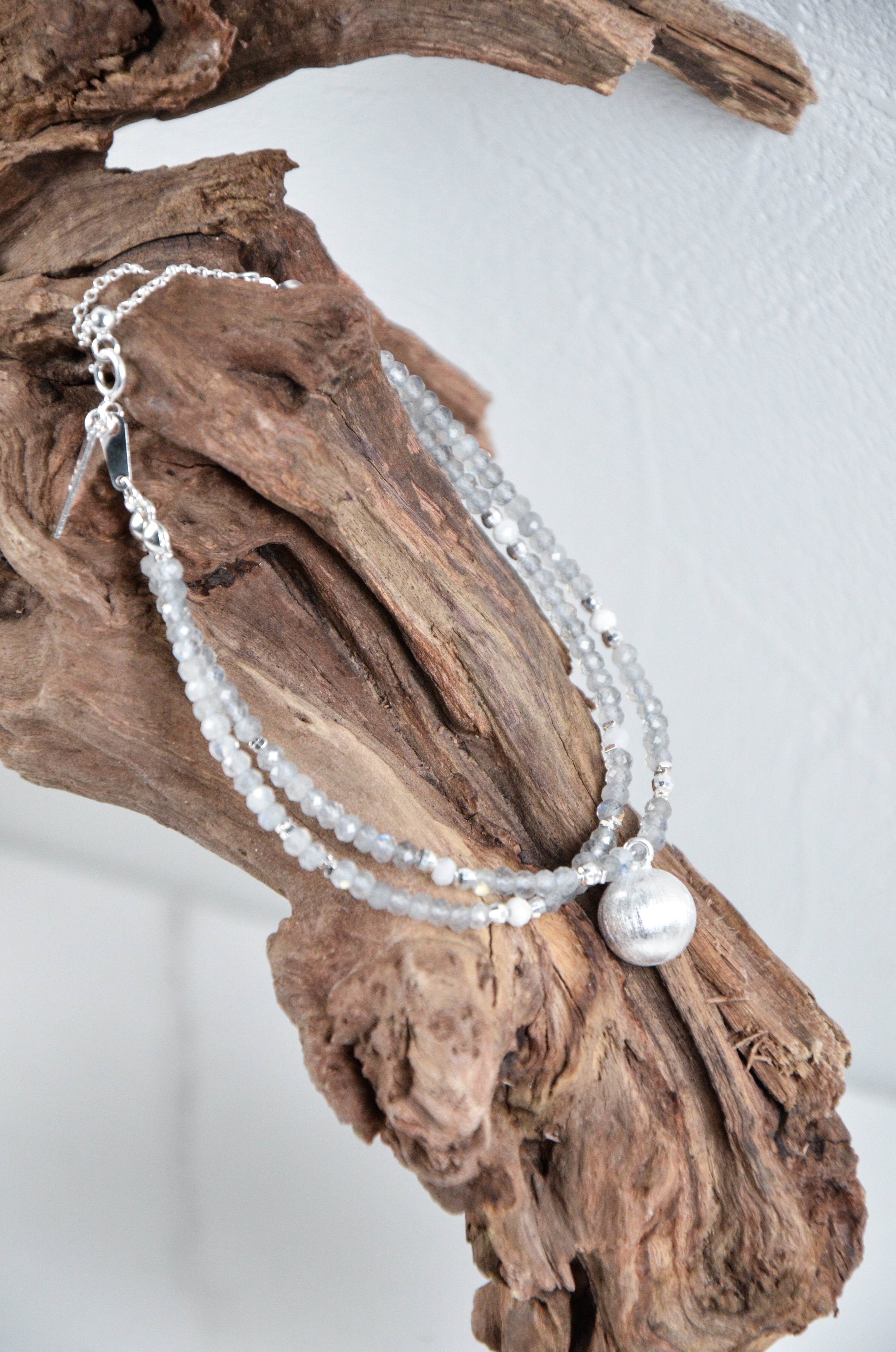 ムーンストーン ブレスレット 詳細画像 繊細なカッティングと神秘的な光