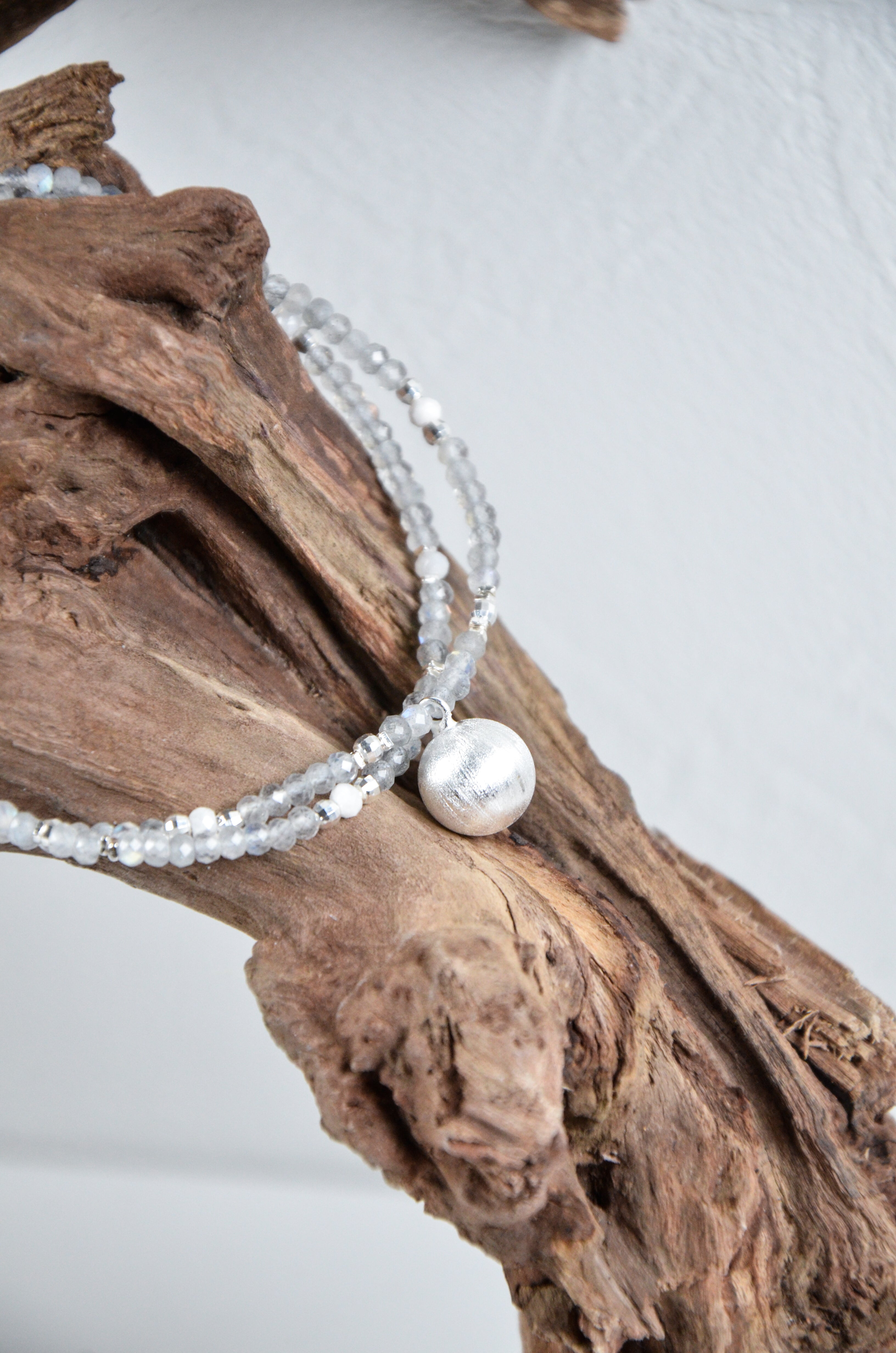 6月誕生石 ブレスレット 流木を使ったディスプレイ 銀のボールチャームと2連デザイン