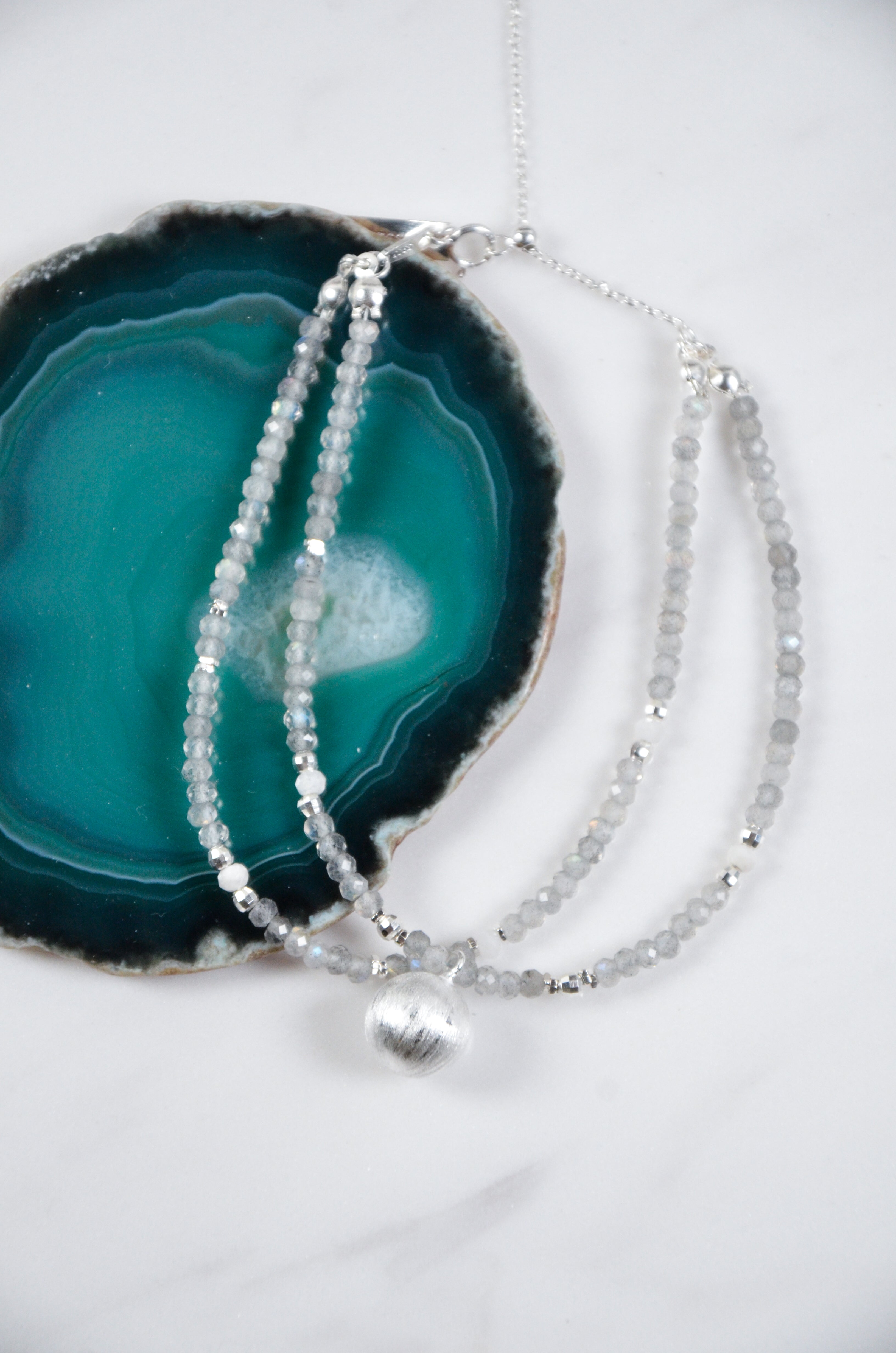 天然石ブレスレット スタイリング 瑪瑙のプレートと月光のアンサンブル