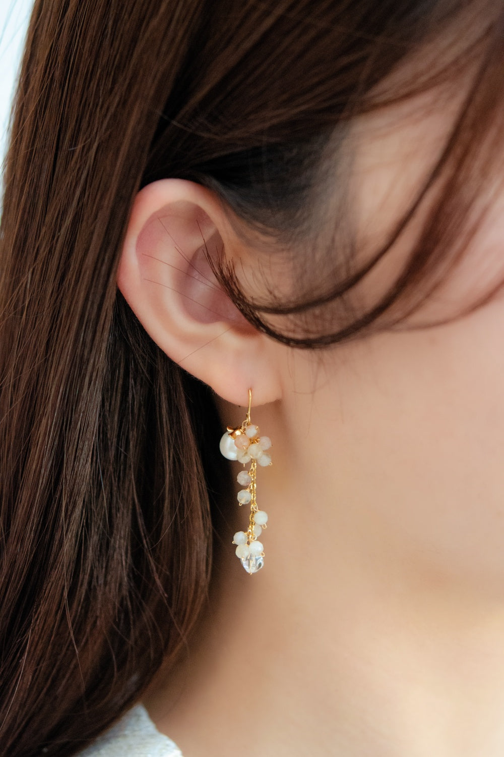 ムーンストーン ピアス 着用画像 モデル 横顔 優しい雰囲気