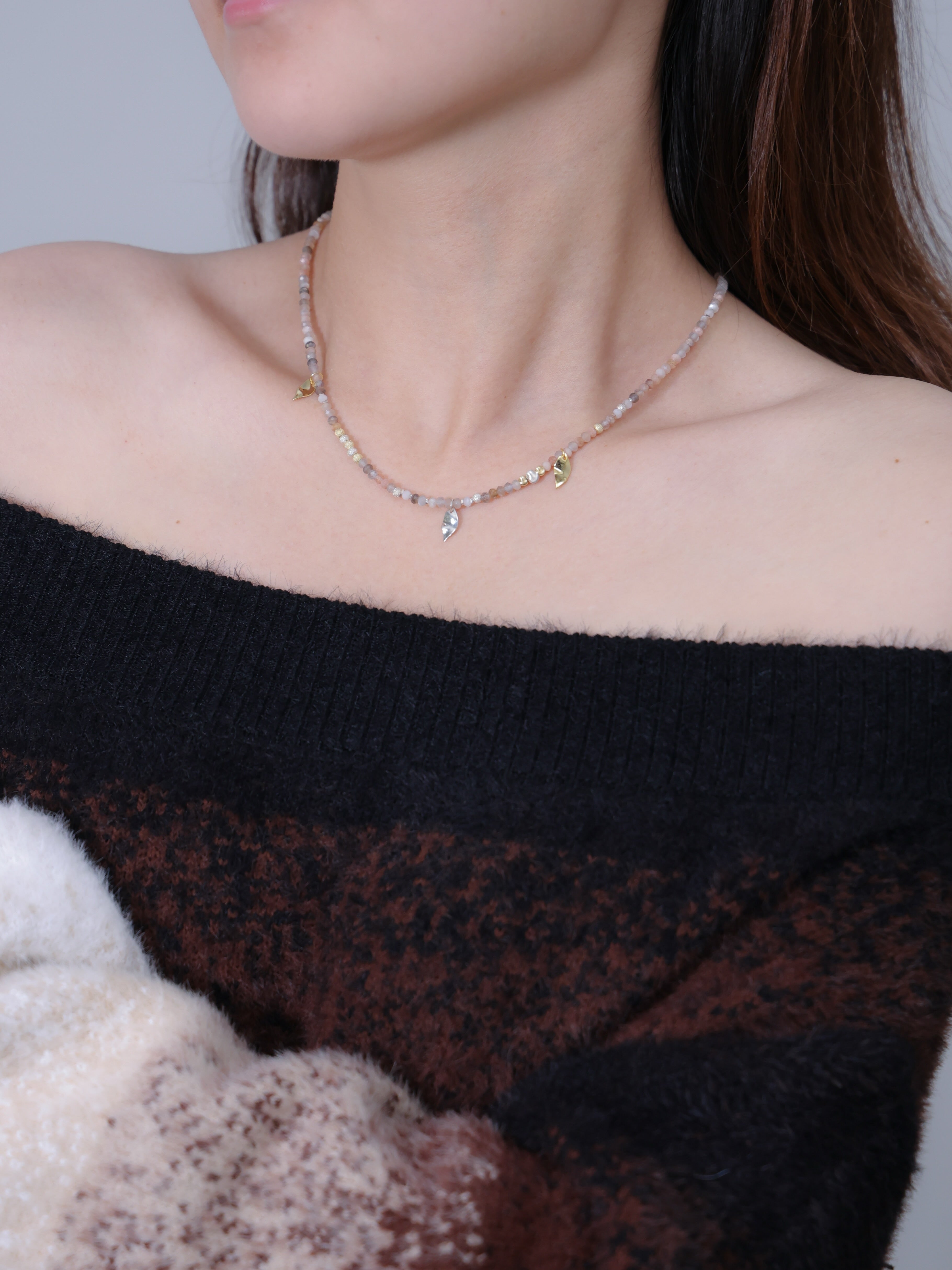 6月誕生石 ネックレス着用 黒ニットコーデ 首元に浮かぶ月光のような輝き