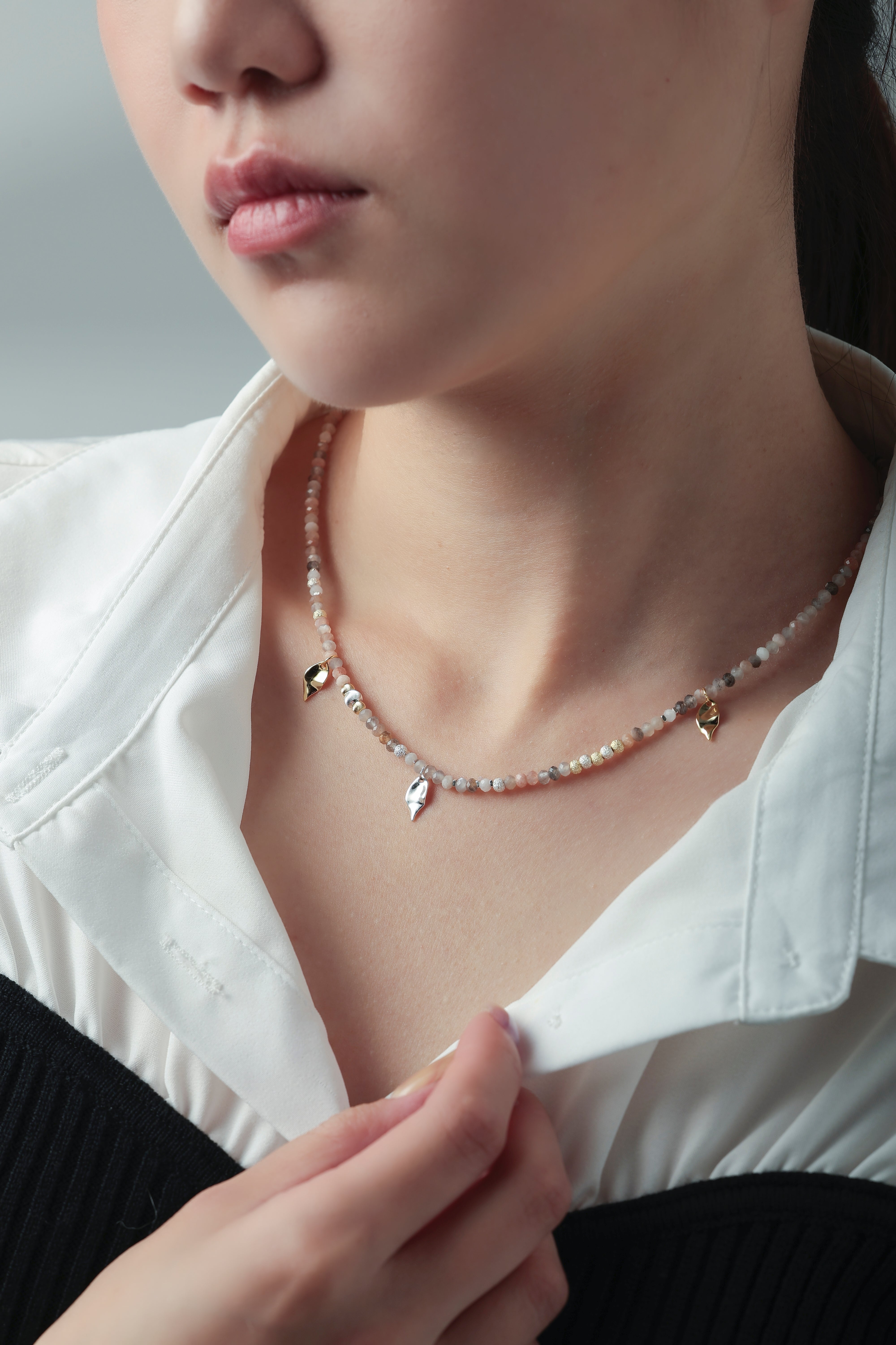 ネックレス着用 白シャツコーデ 襟元から覗く虹色の天然石 カジュアルスタイル