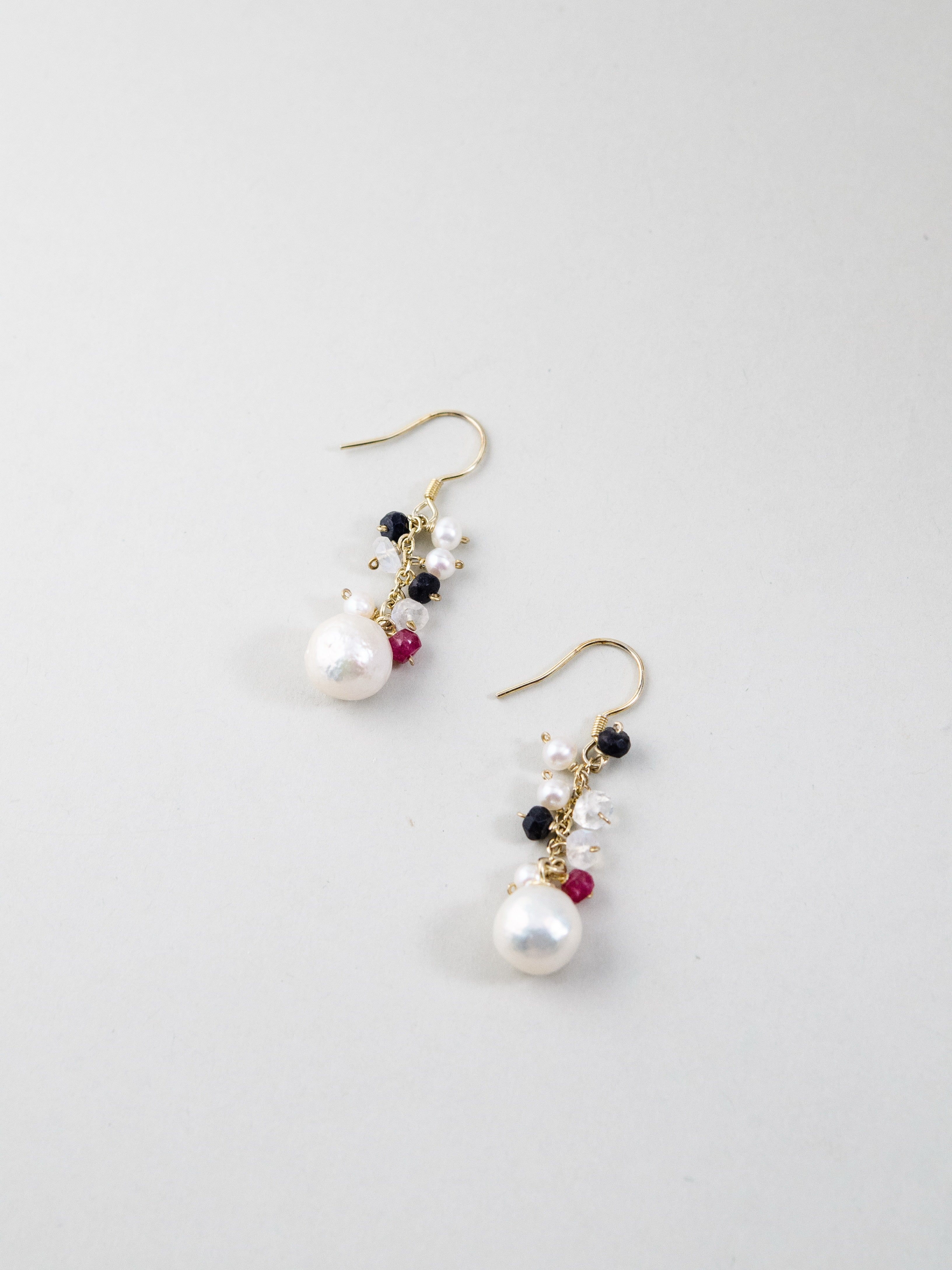 ムーンストーン ルビー サファイア ピアス 詳細画像 3色の天然石と金の輝き