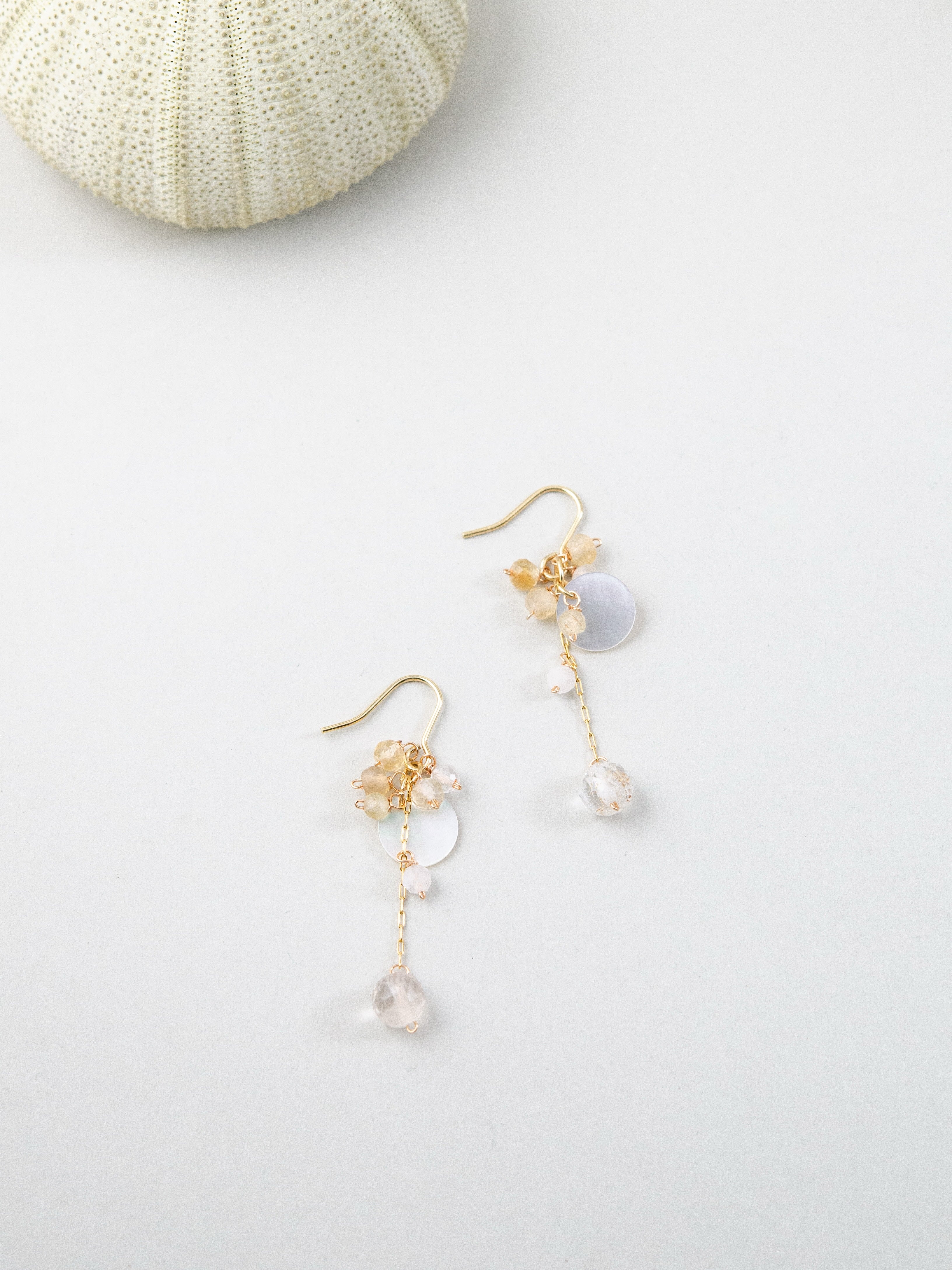 桜色と陽射し ピアス 斜め配置 繊細な揺れ感