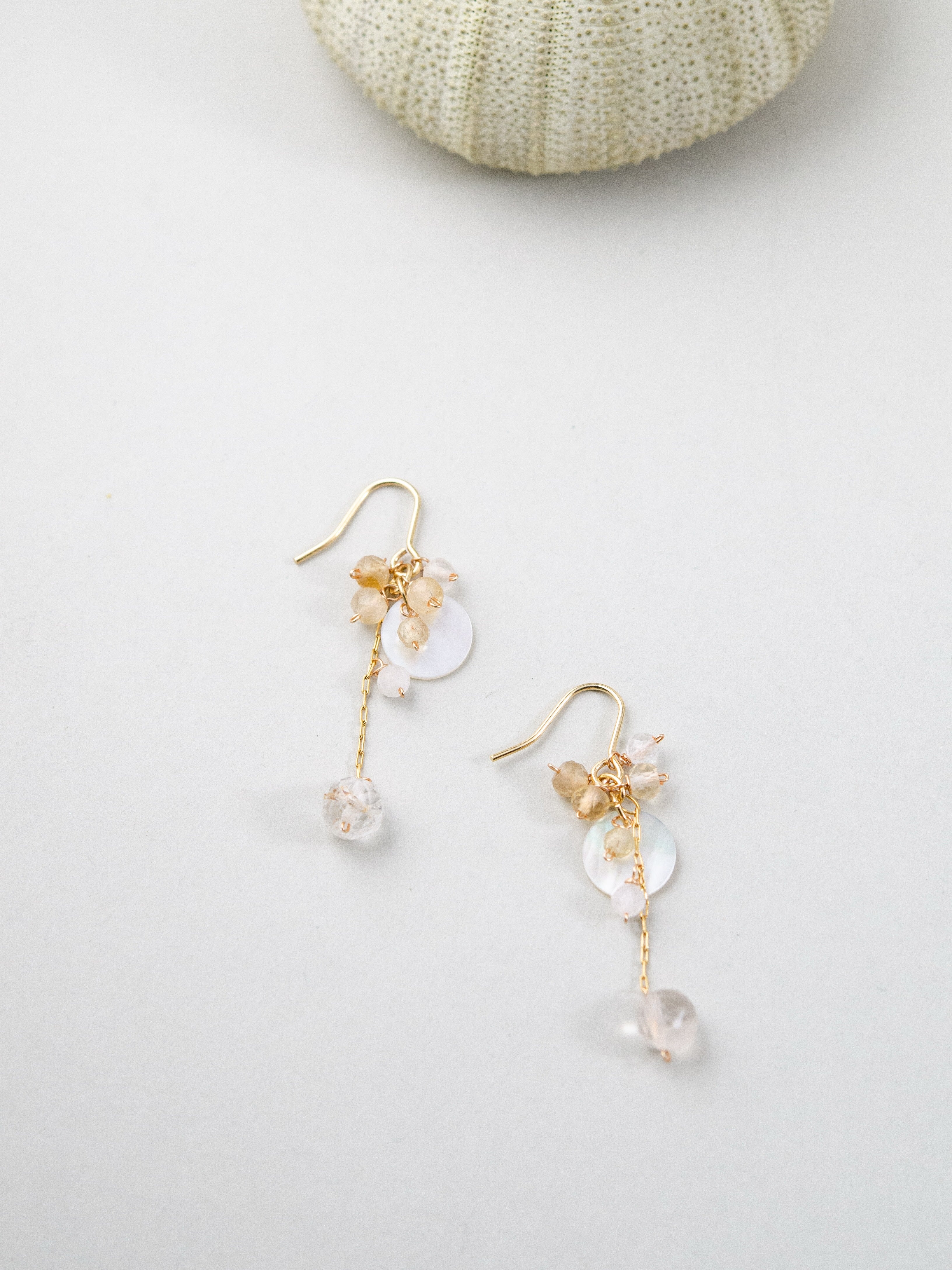 天然石ピアス ディスプレイ ウニ殻と桜色のモルガナイト