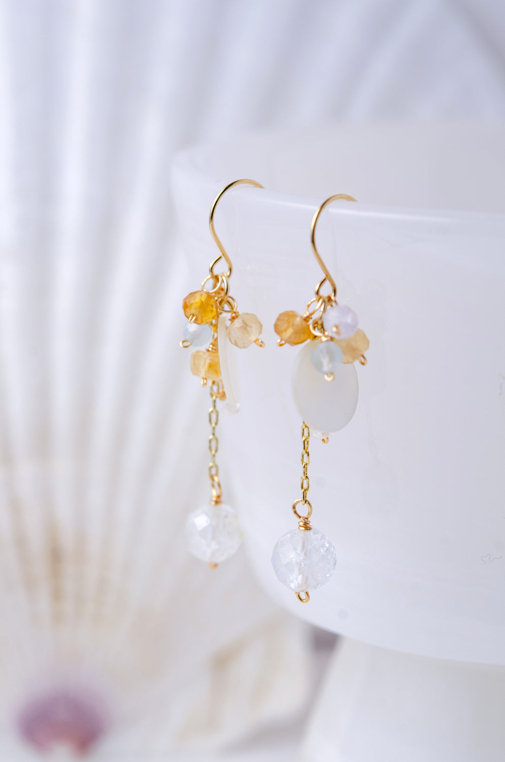 揺れる天然石ピアス 吊り下げ詳細 桜色と黄金色のチェーン