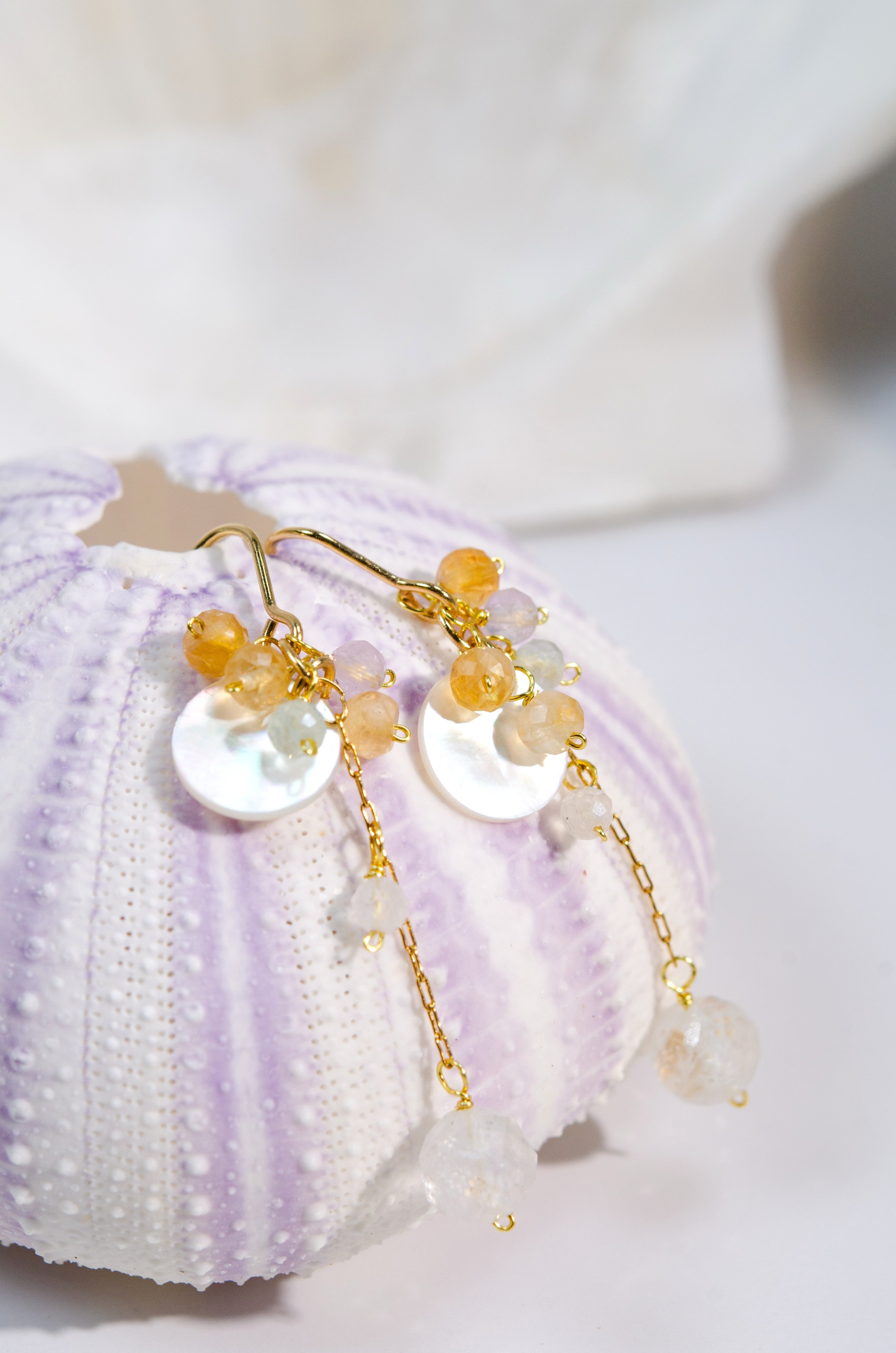 モルガナイト シトリン ピアス 紫のウニ殻ディスプレイ パステルカラーのコントラスト