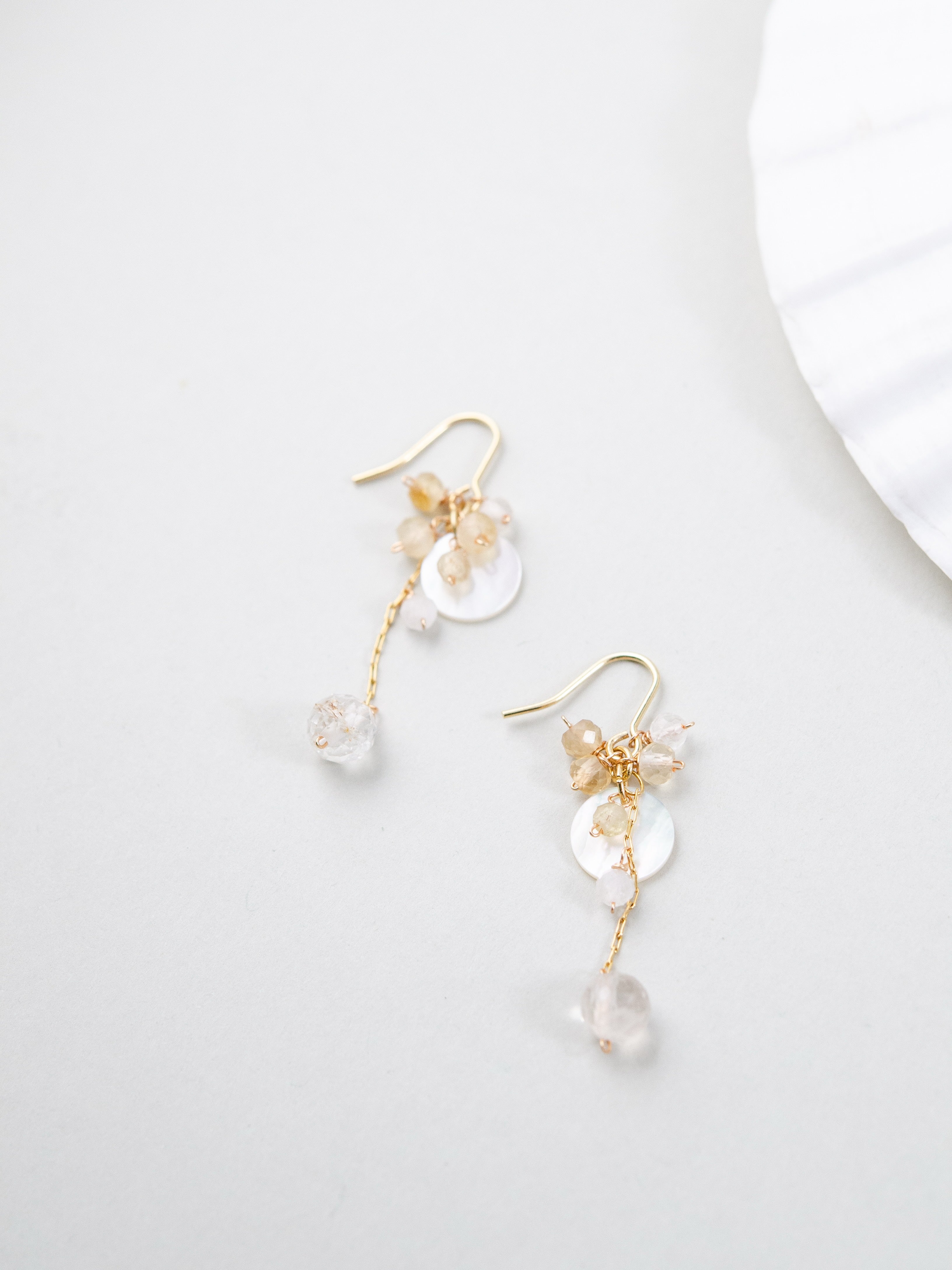 白蝶貝の輝きとモルガナイト ピアス シェルトレイ上のディスプレイ