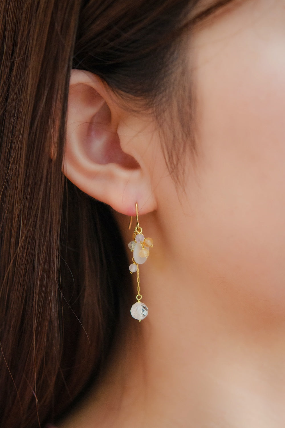 モルガナイト ピアス着用 横顔 春の陽射しを浴びたような桜色