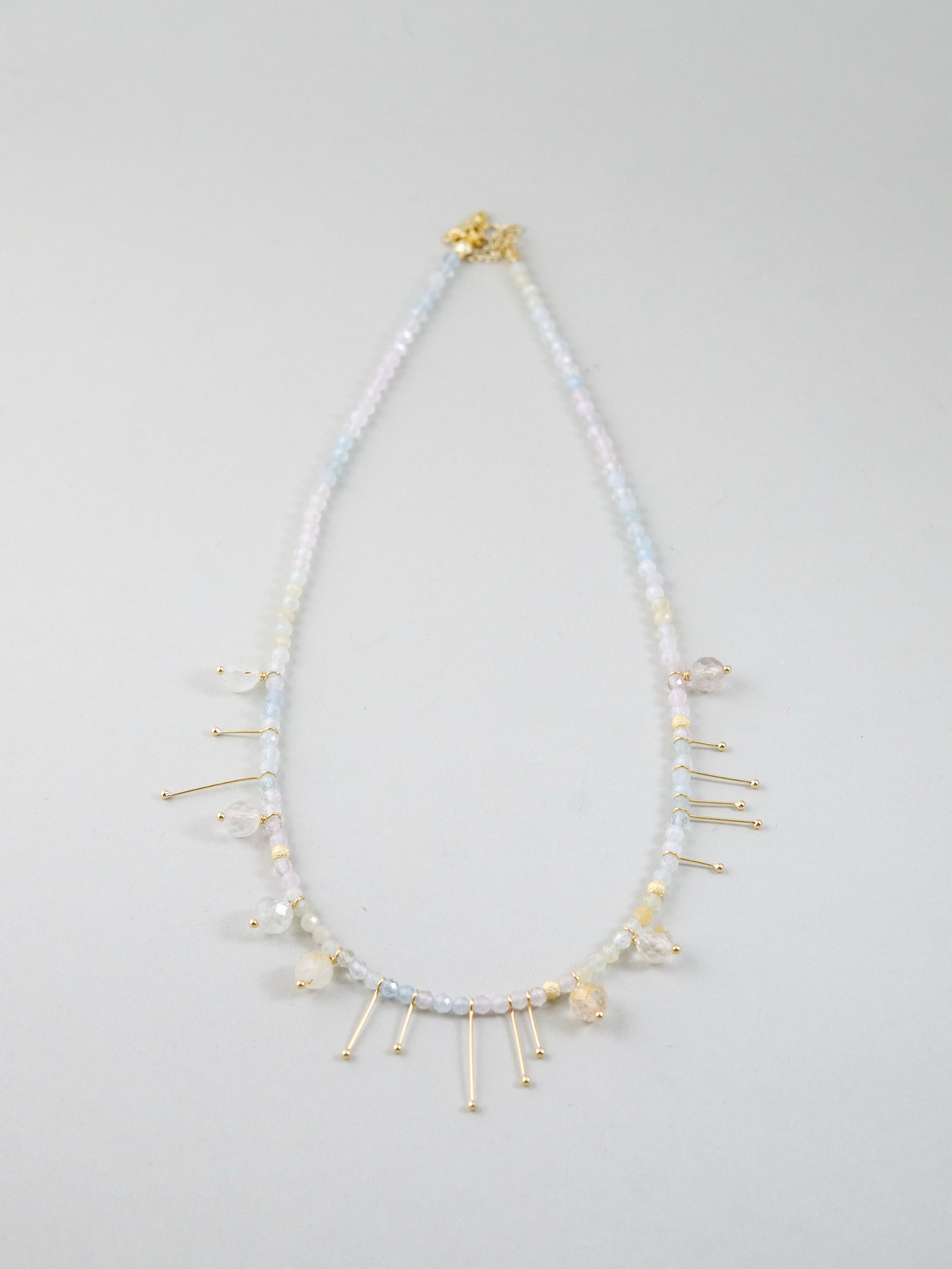 天然石モルガナイト ネックレス 平置き 円形配置 優しいピンク