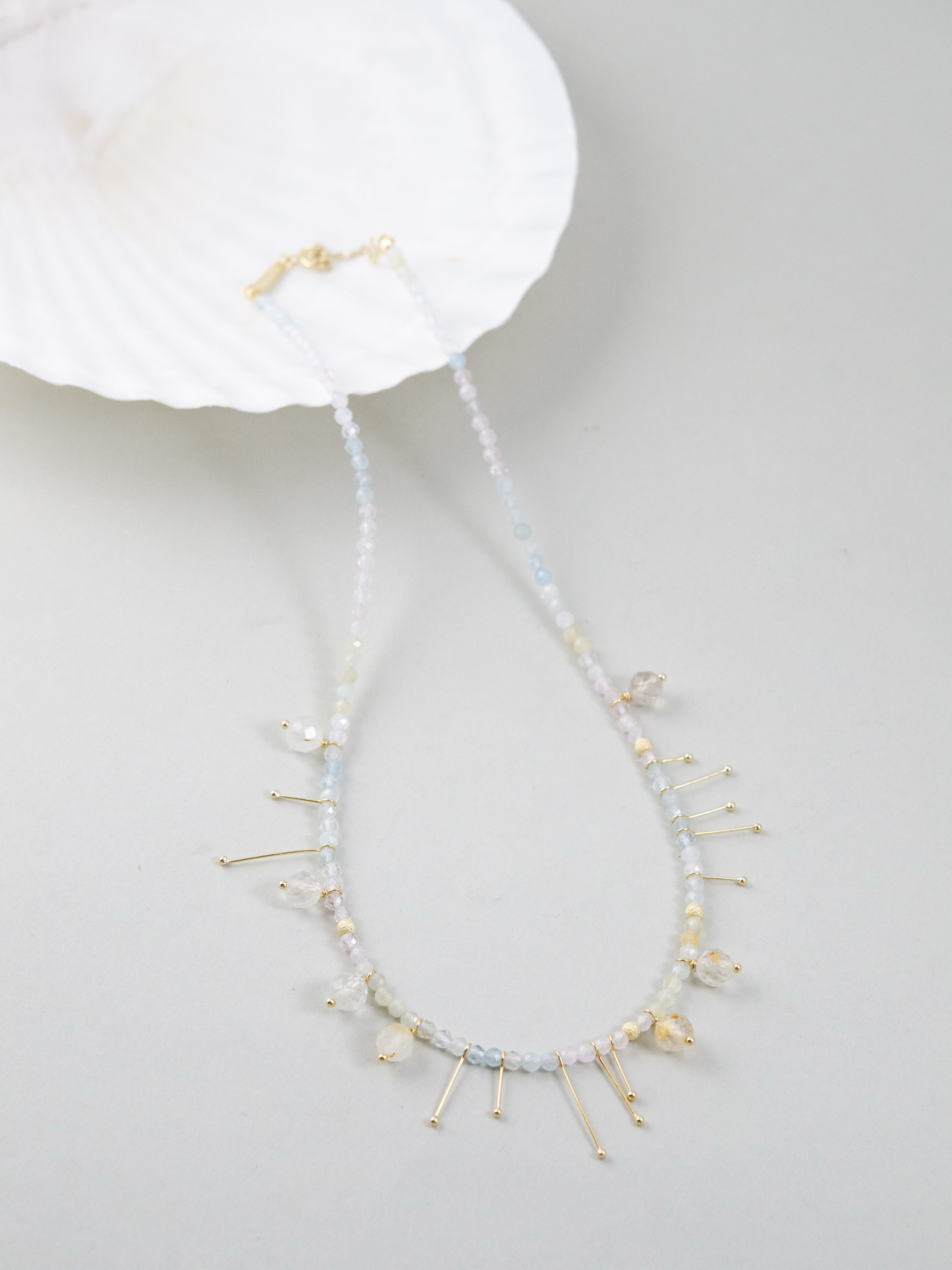 天然石ネックレス ディスプレイ 白いシェルと桜色の輝き