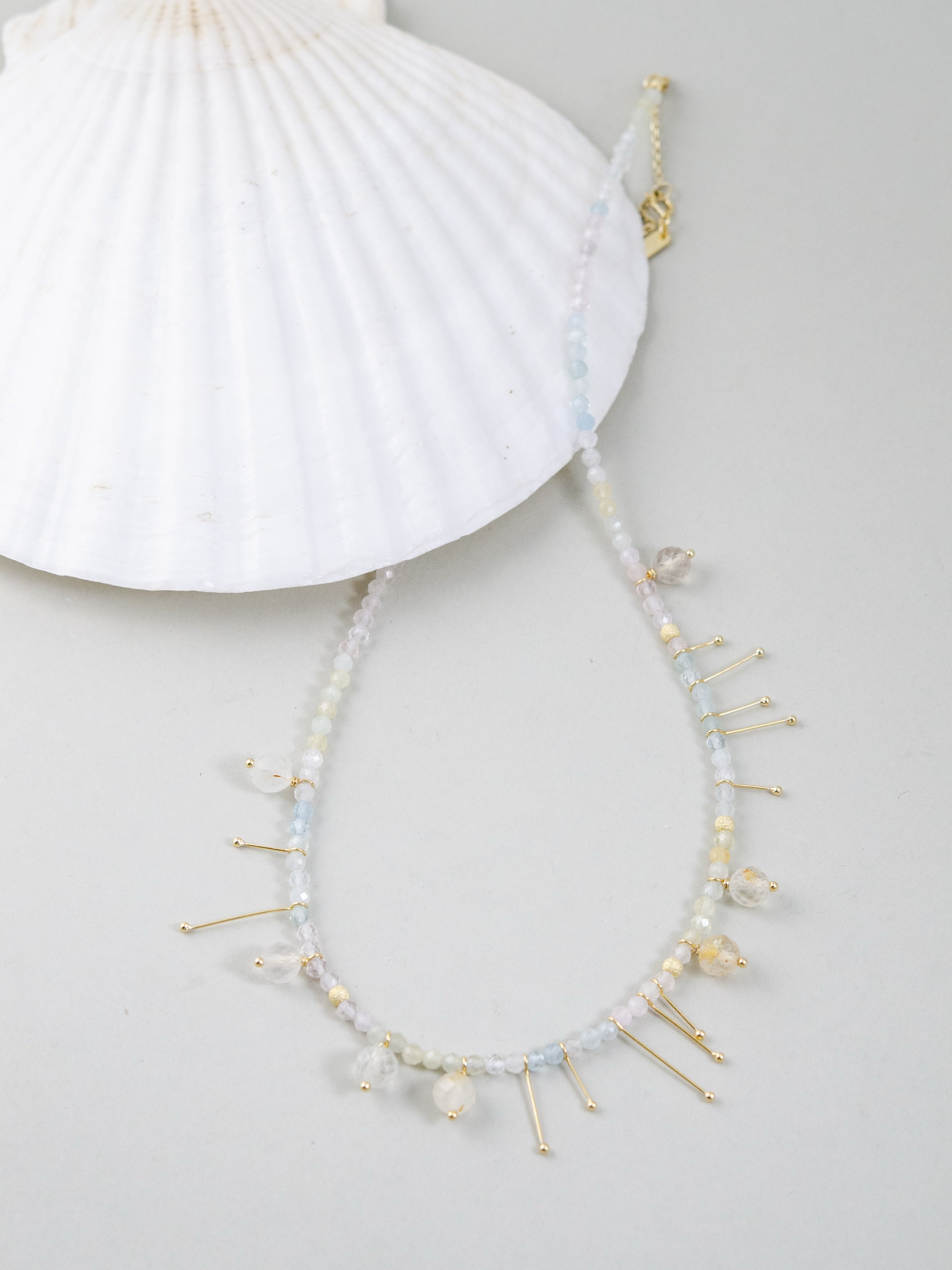 モルガナイトネックレス シェルディスプレイ ロマンチックな春の雰囲気