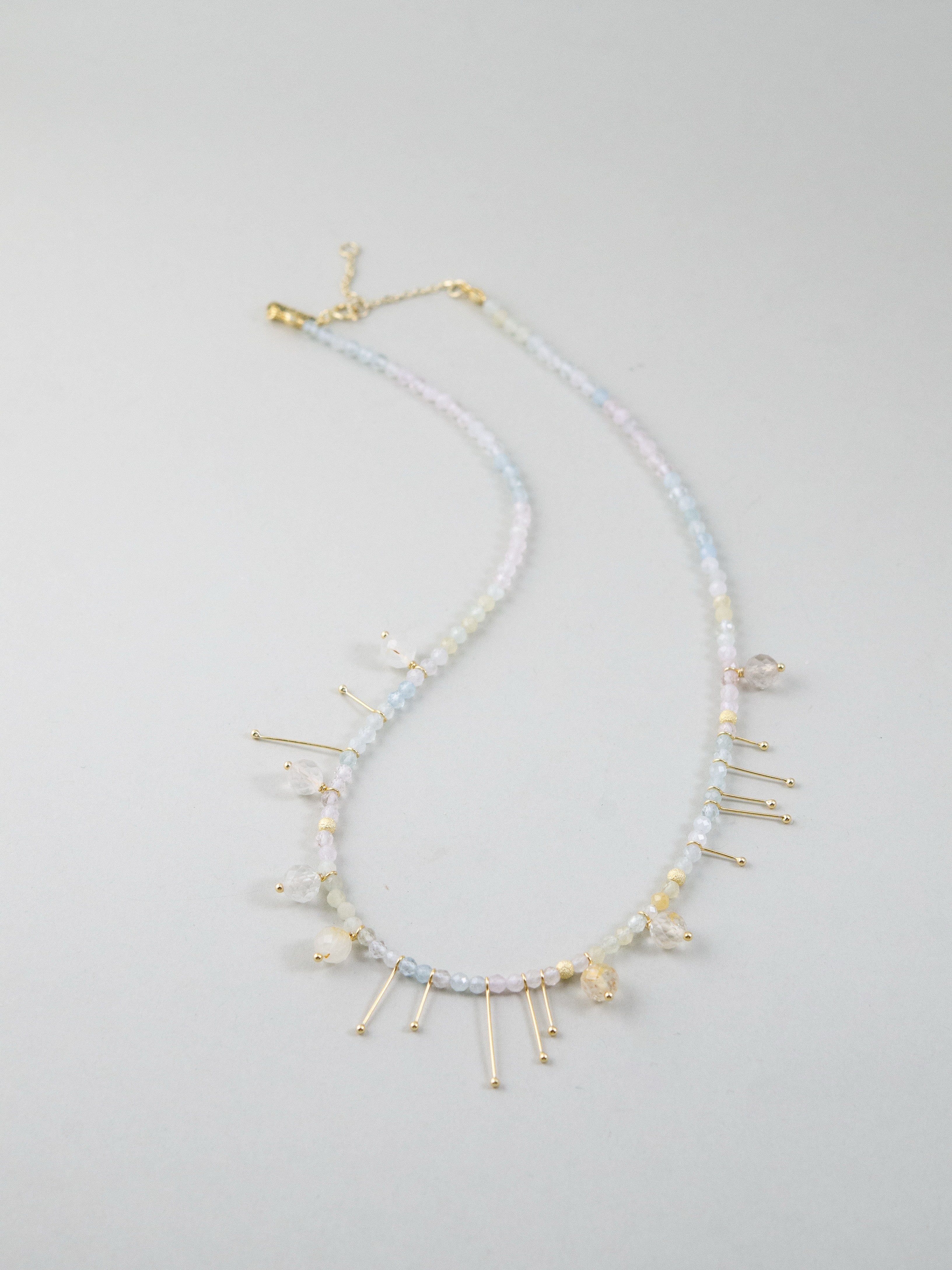 春のアクセサリー モルガナイトネックレス U字配置 全体図