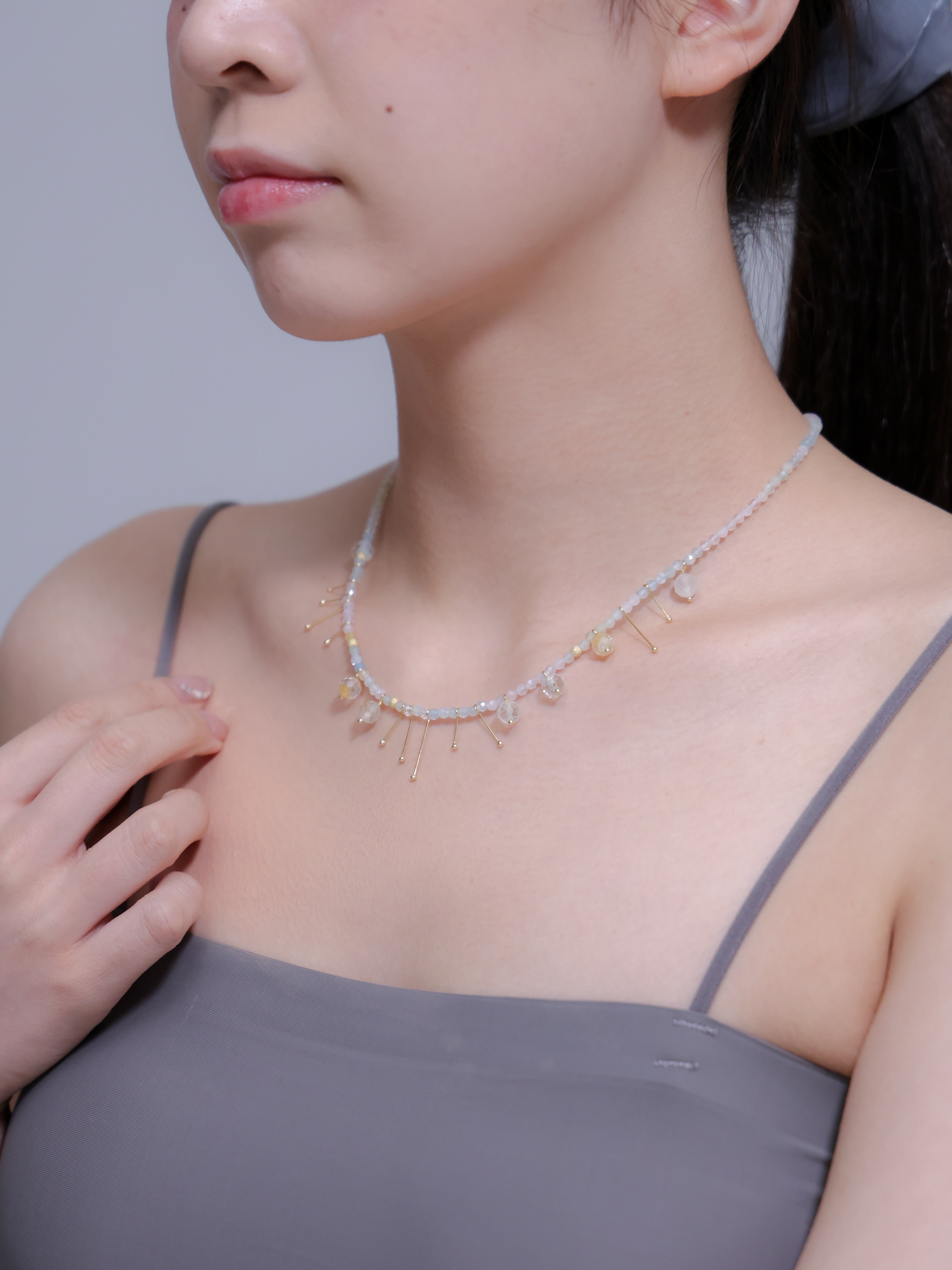 モルガナイトネックレス着用 胸元に手を添えるポーズ 愛の石