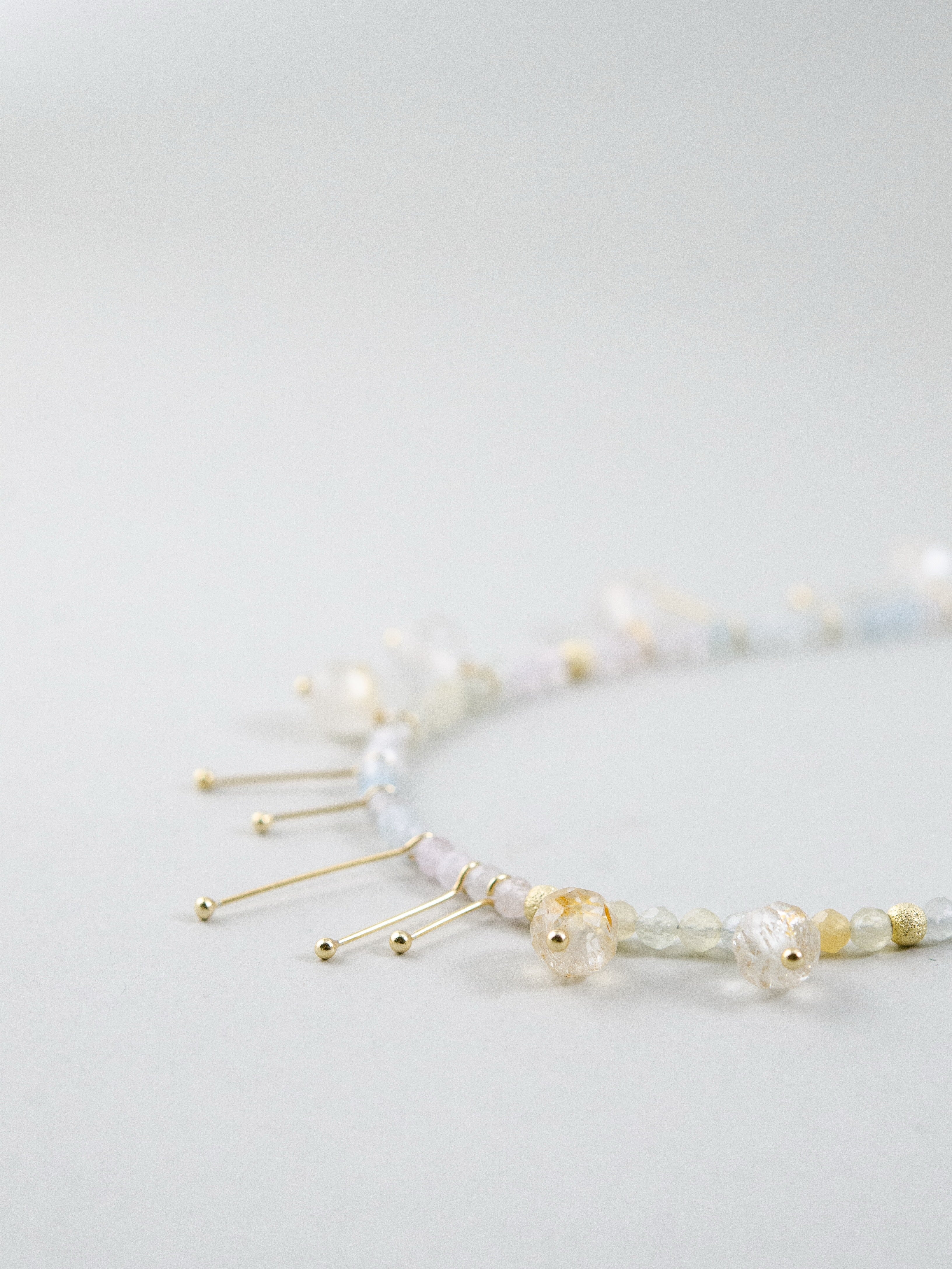 透き通るピンク モルガナイトビーズ詳細 マクロ画像