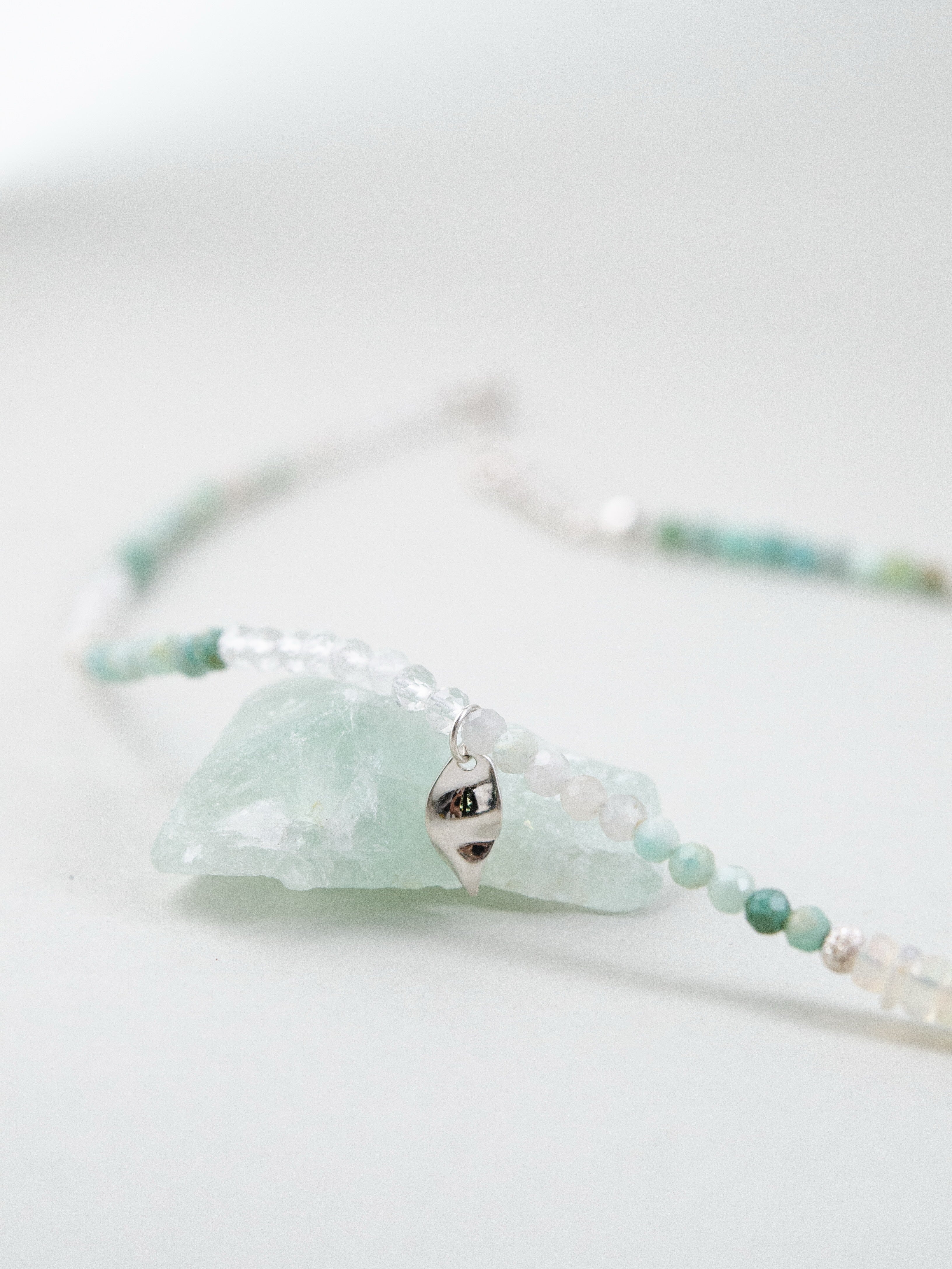 ビーズ拡大画像 オパールの遊色とアマゾナイトのブルー