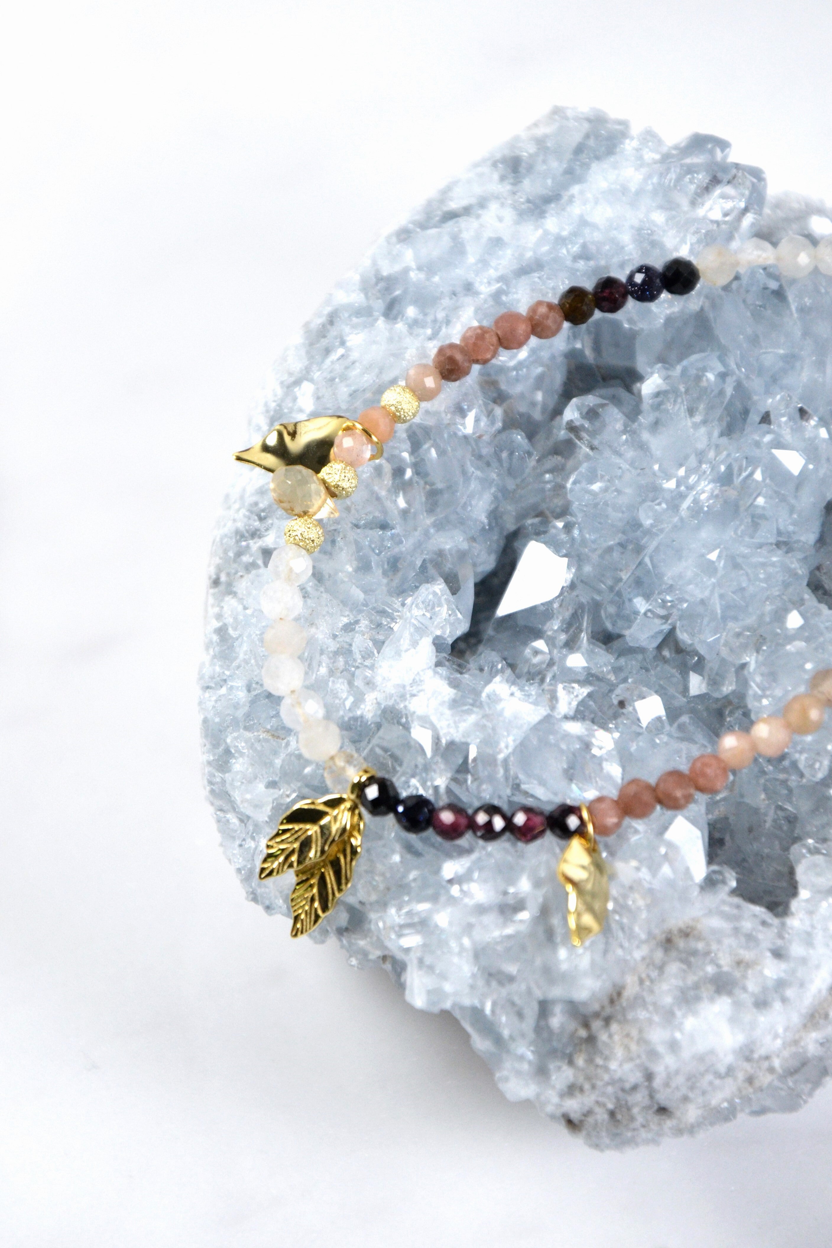 天然石ブレスレット ディスプレイ 青い結晶と大地の彩り リーフチャーム詳細