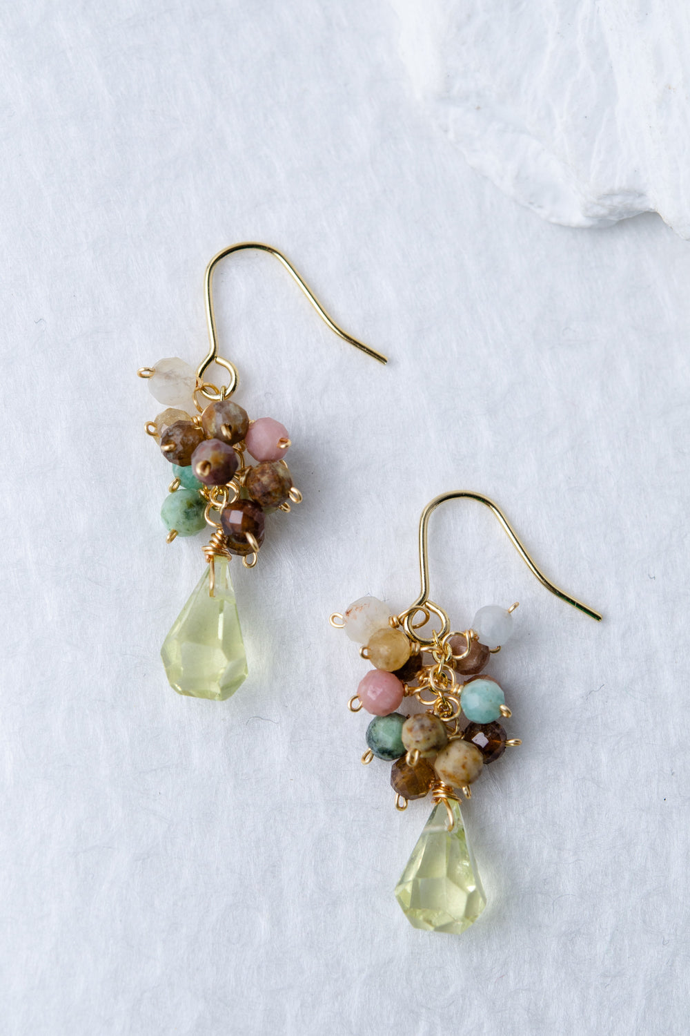 優しさ纏う淡色揺れる天然石ピアスハンドメイド
