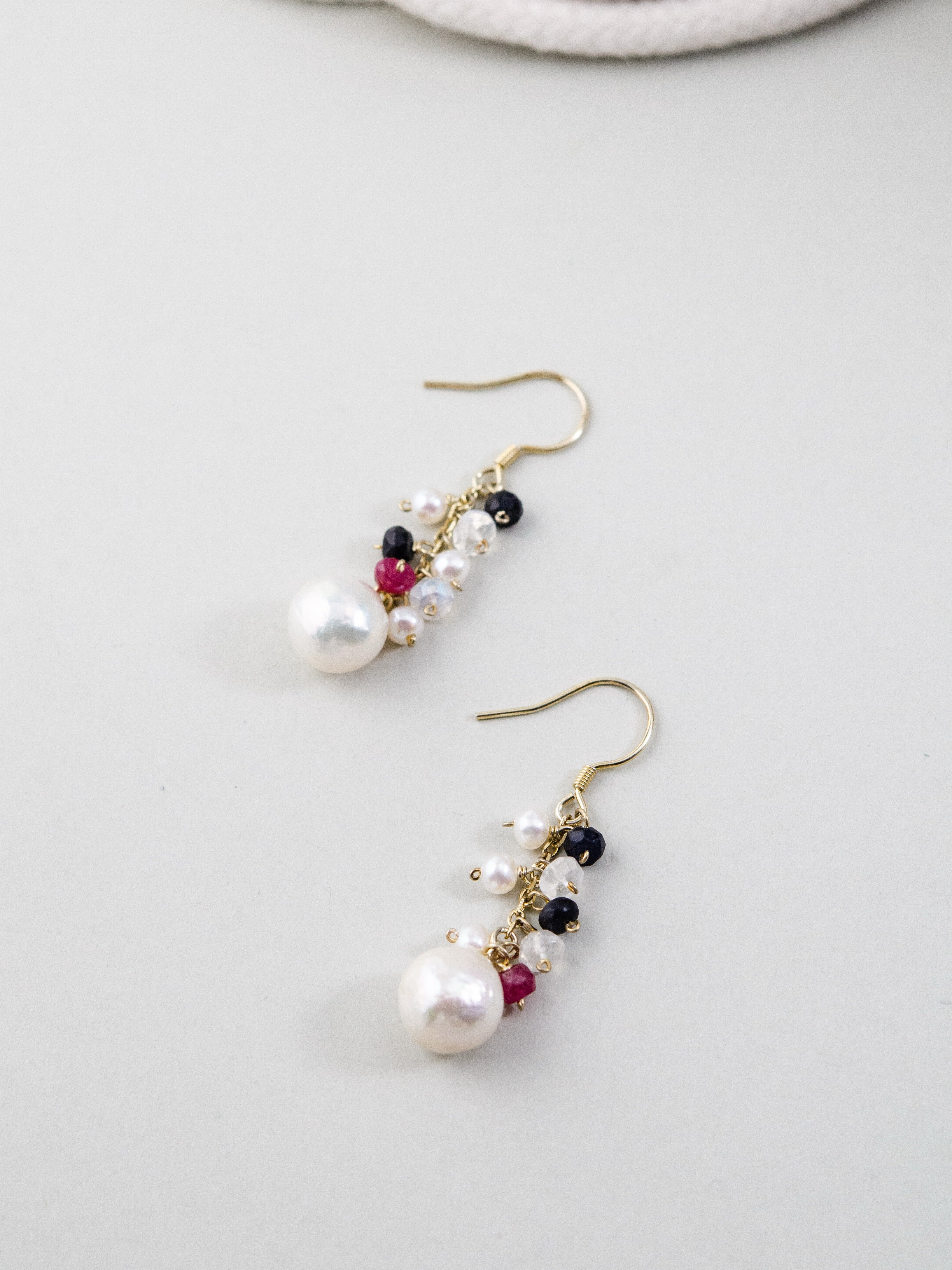 14kgf対応 ピアス 平置き 天然石の色彩詳細 ルビー・サファイア・ムーンストーン