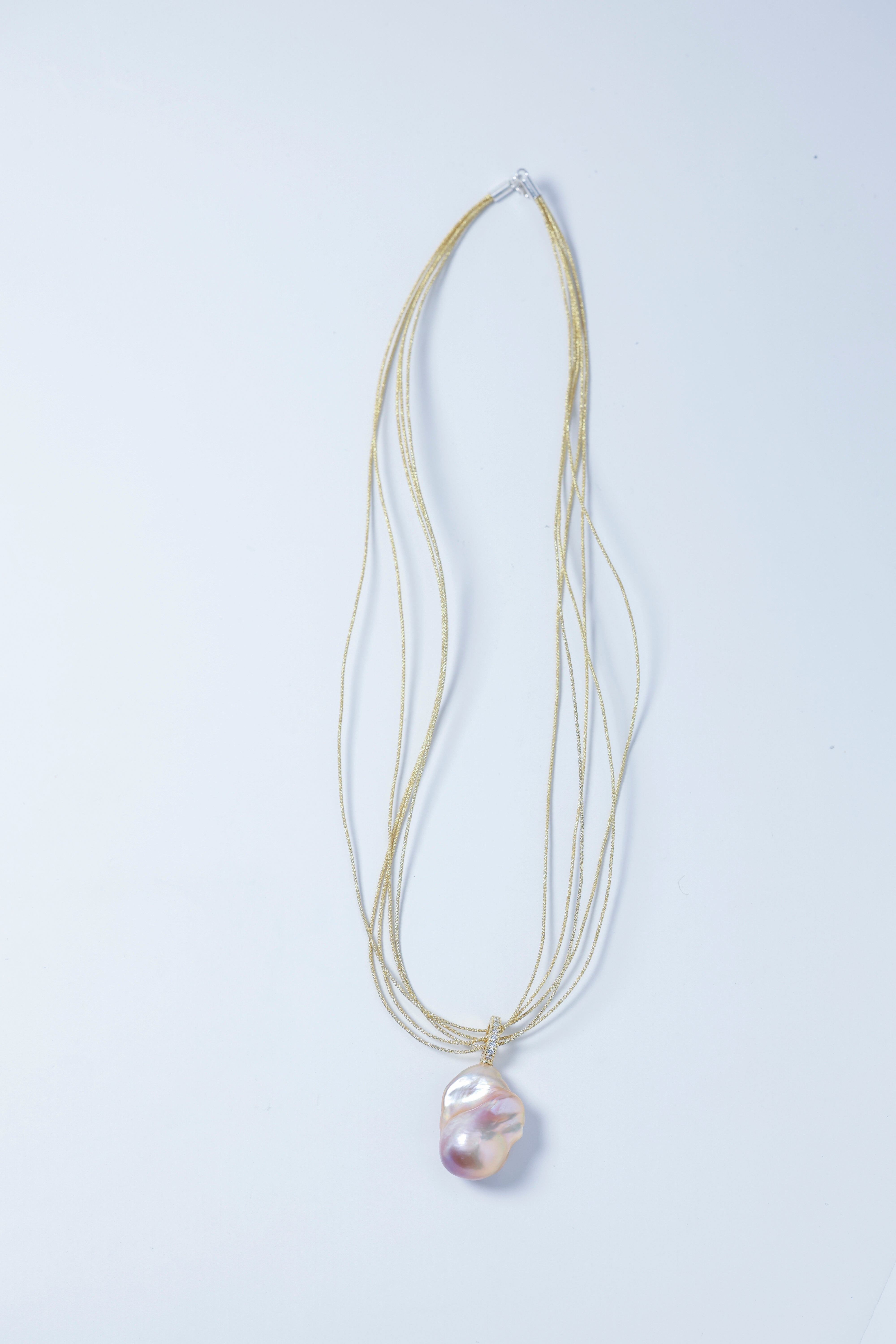 多連 ネックレス チェーン 全体像 ゴールドカラー ワイヤー オメガ風