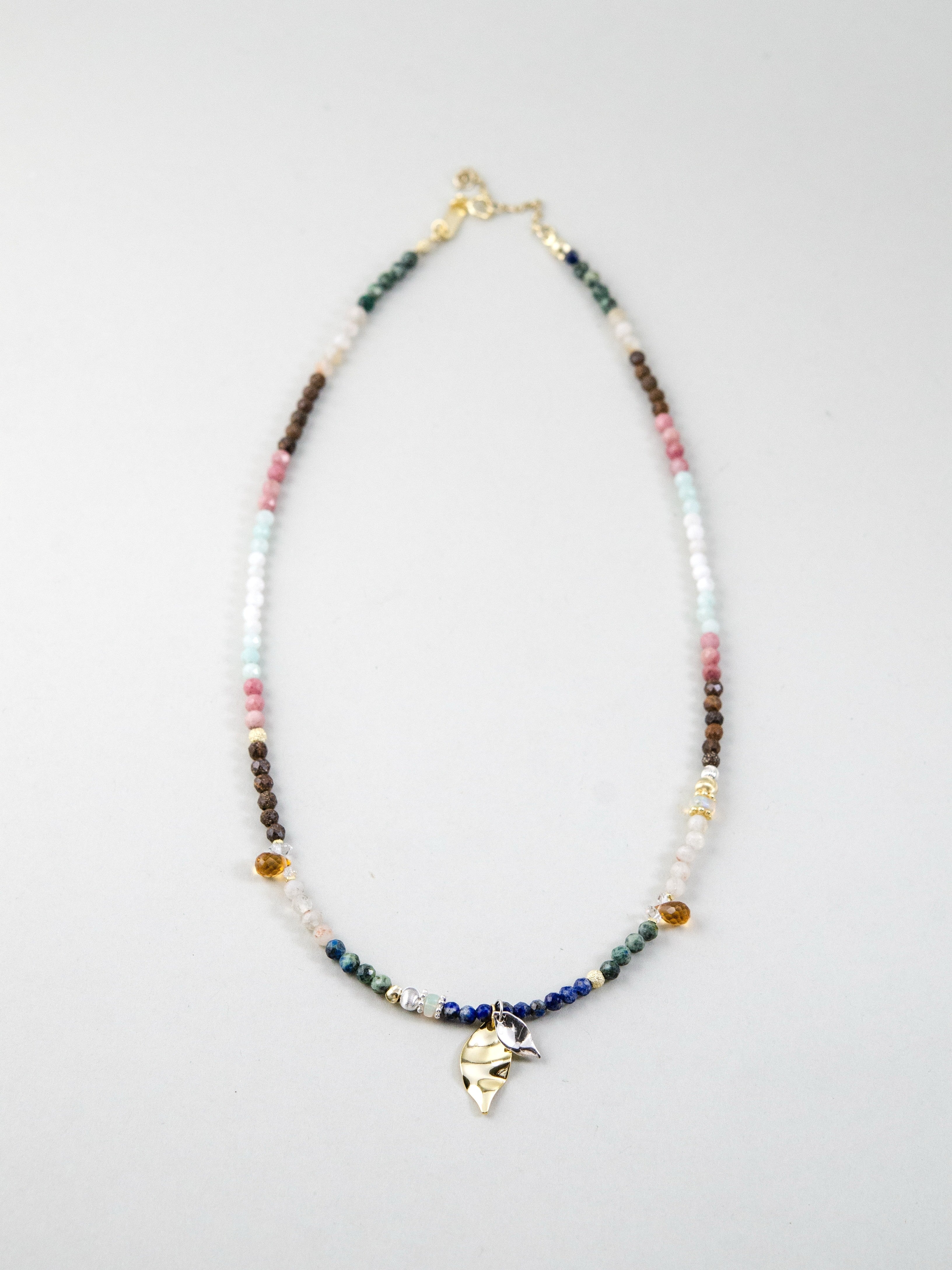 カラフルな天然石ネックレス 円形配置 華やかな大地の色彩