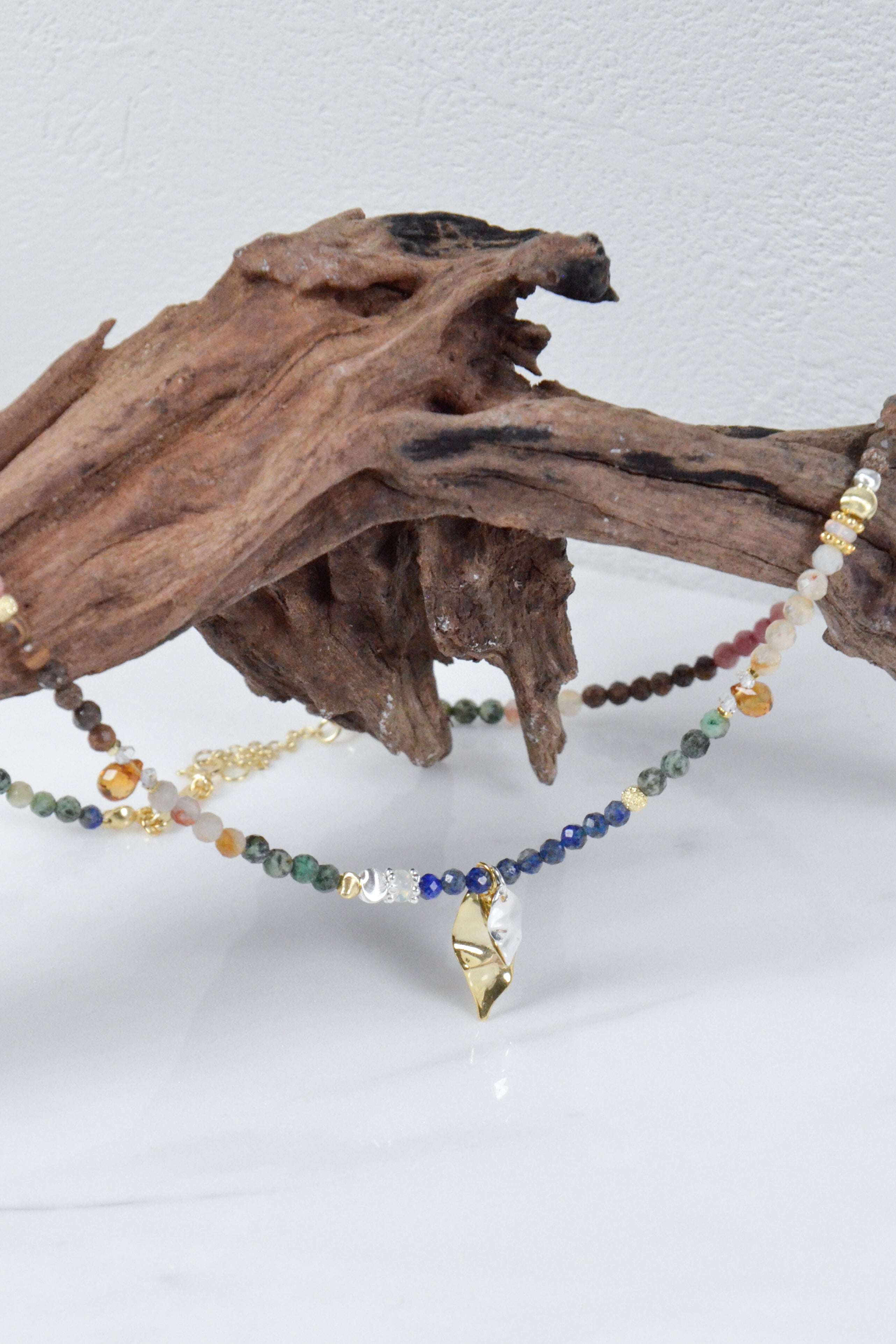 大地のパレット ネックレス 流木ディスプレイ 自然素材との調和