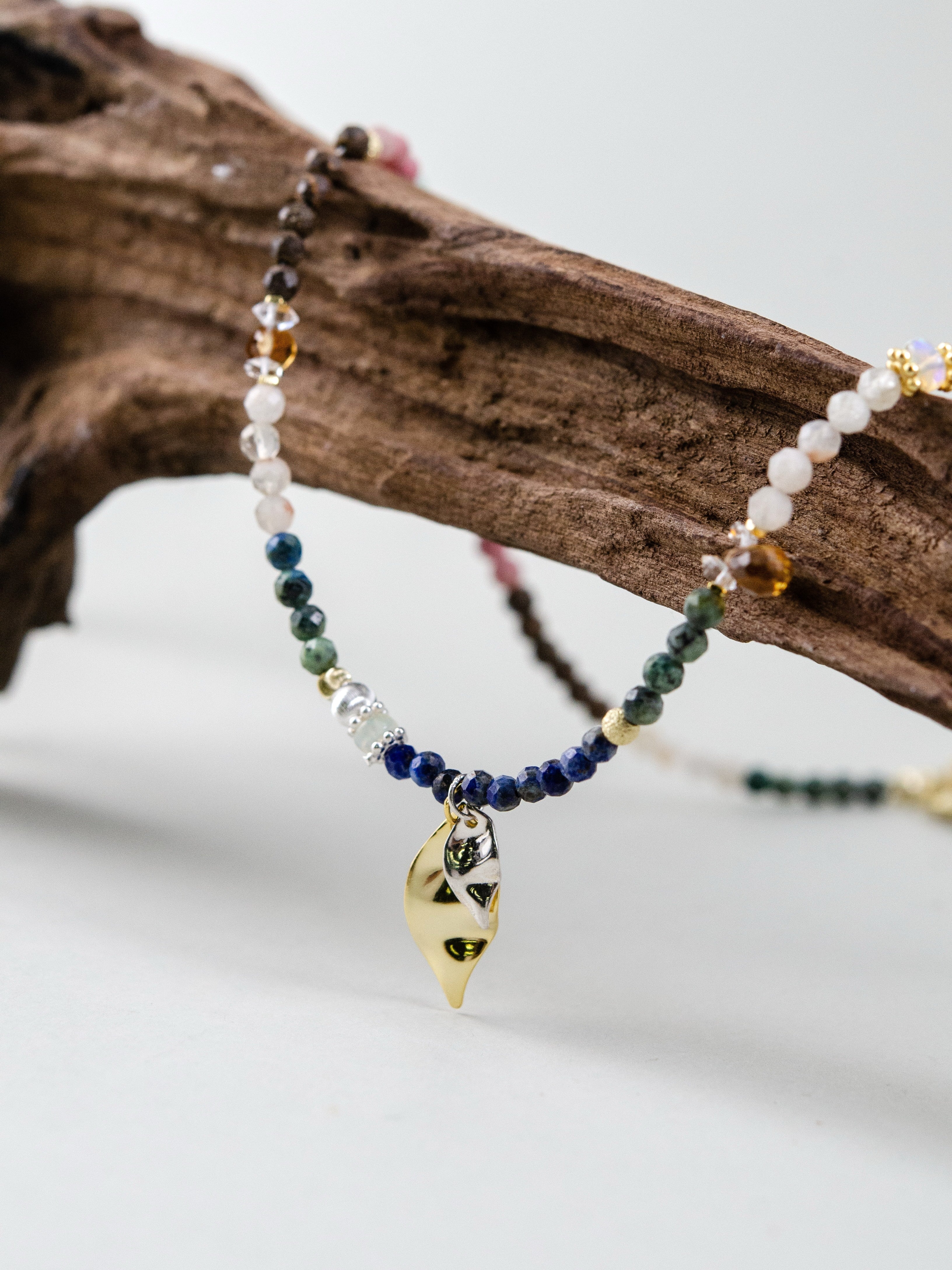 大地のパレット ネックレス 流木と天然石 自然の美しさとコントラスト