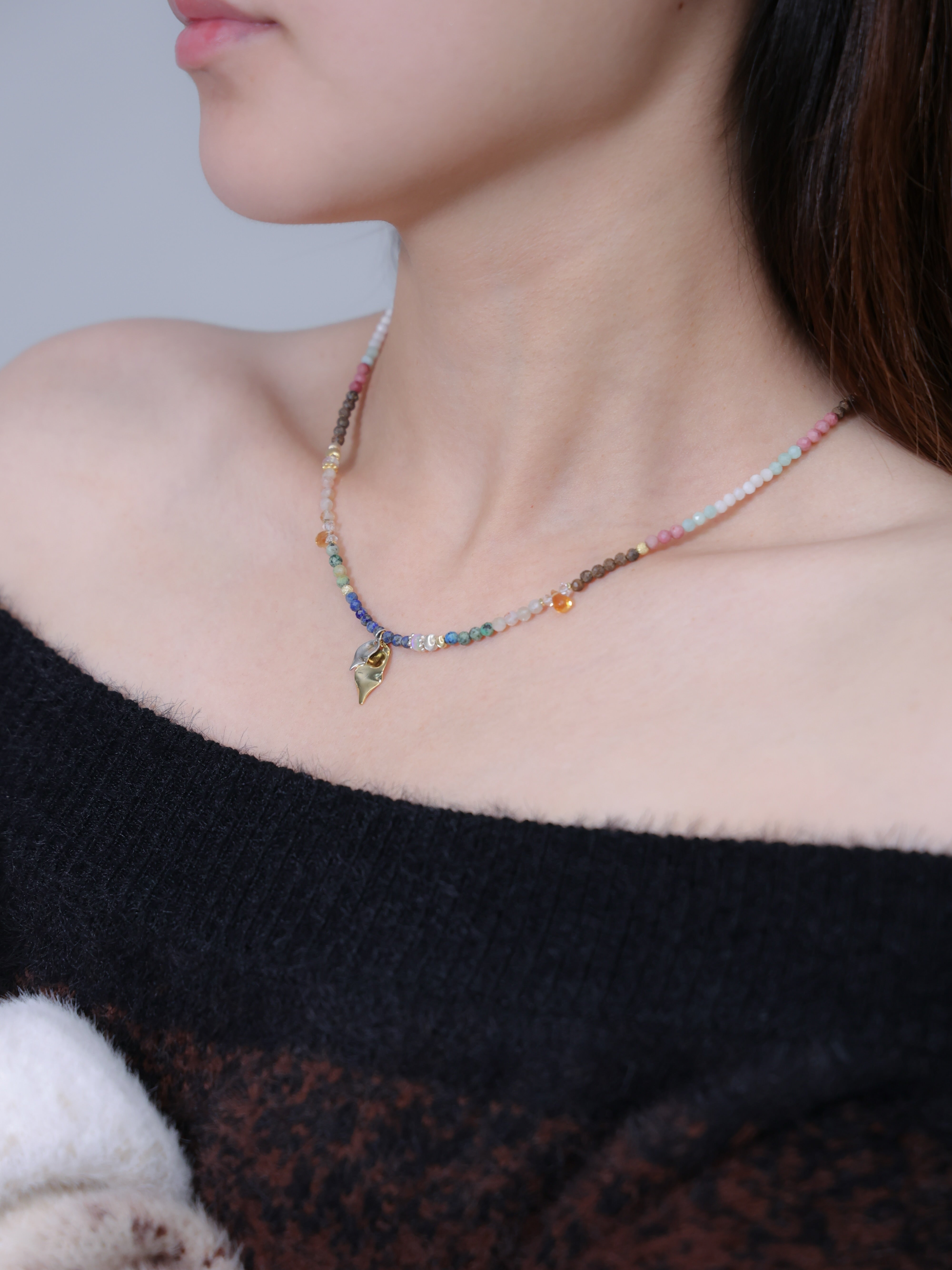 天然石ネックレス着用 黒ニットコーデ インカローズとラピスラズリの彩り