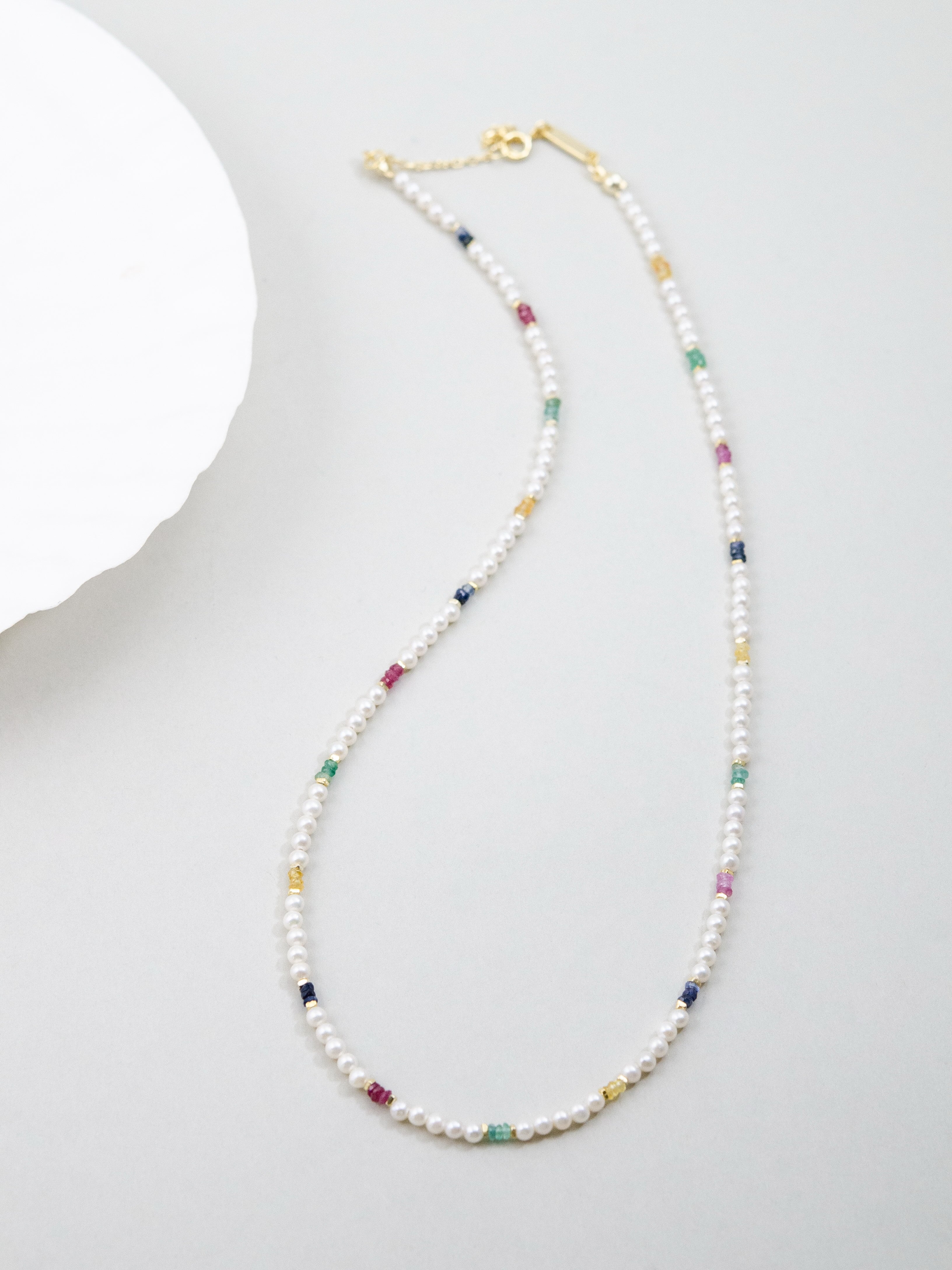 天然石ネックレス 平置き 白いプレートと虹色の小道 華奢なデザイン